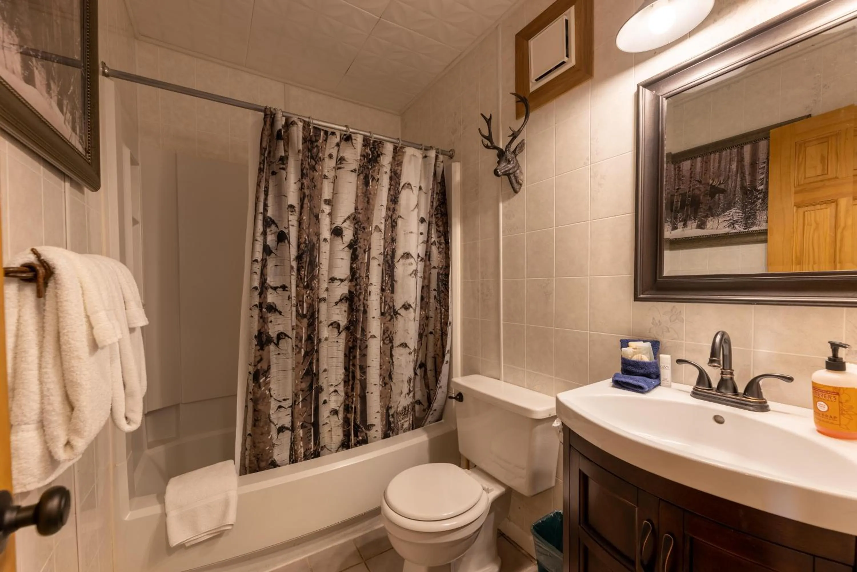 Property building in Sunsets at Summit 108b, free WI-FI, parking and AC