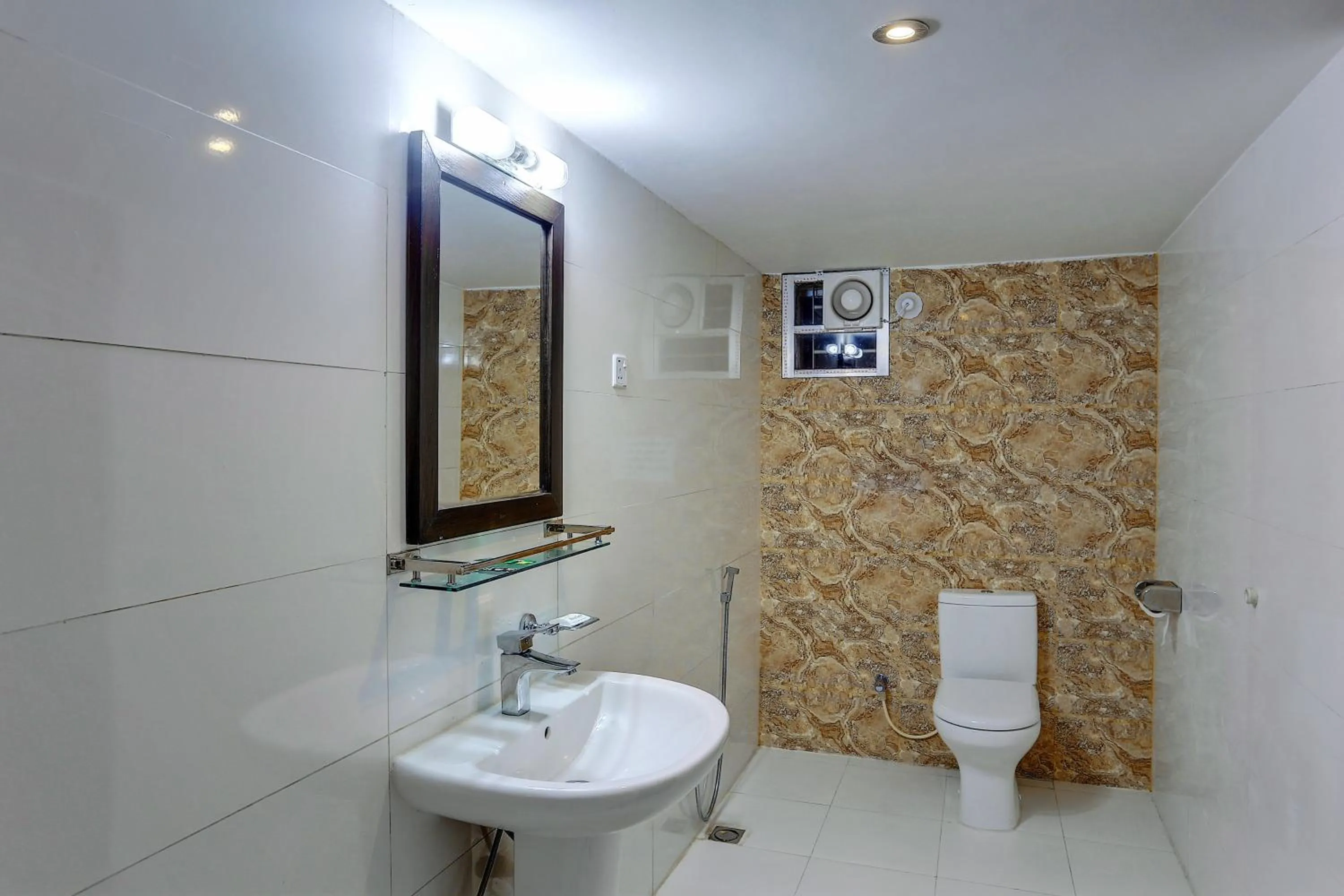 Toilet in Hotel Holy Gate