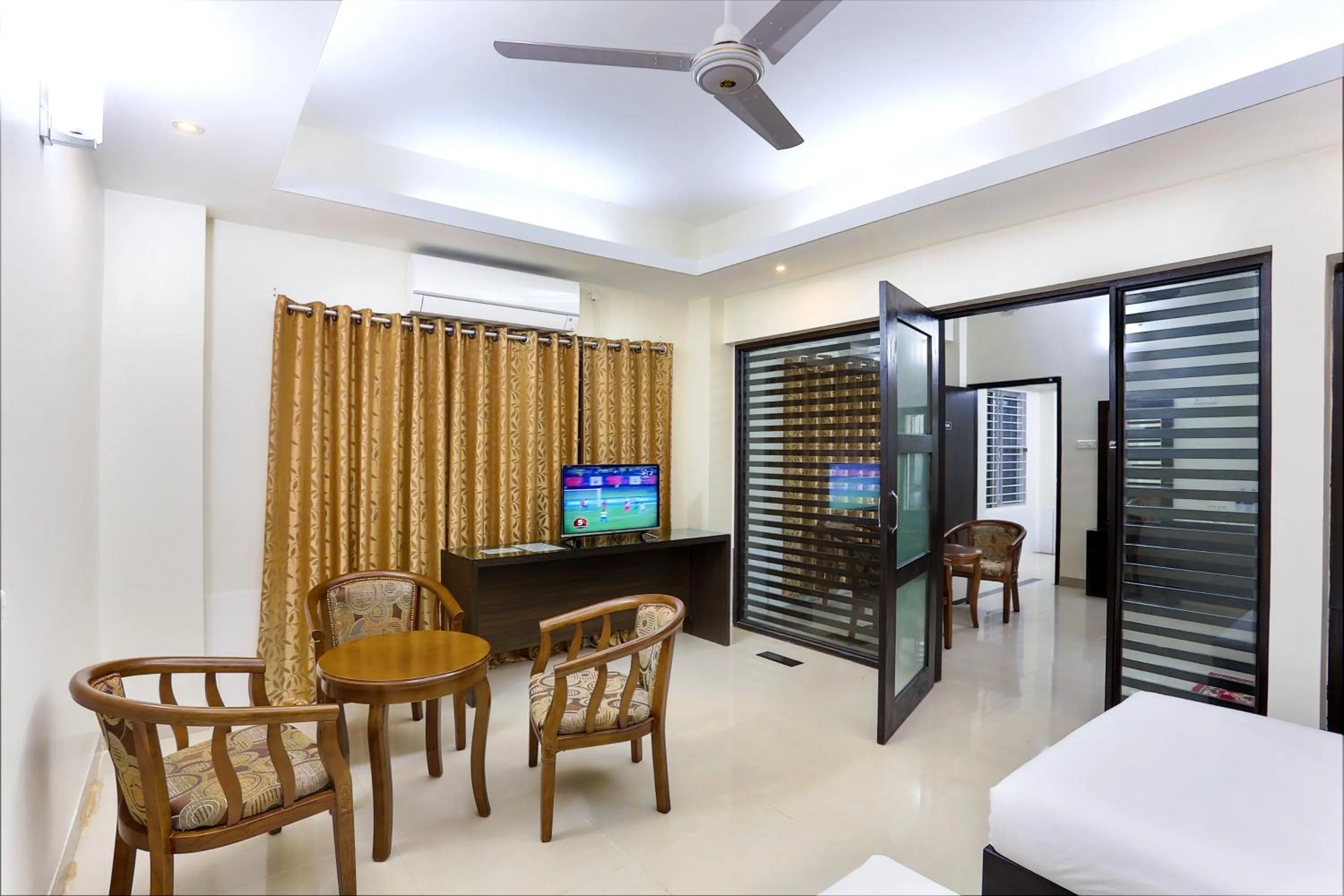 Seating area, Bed in Hotel Holy Gate