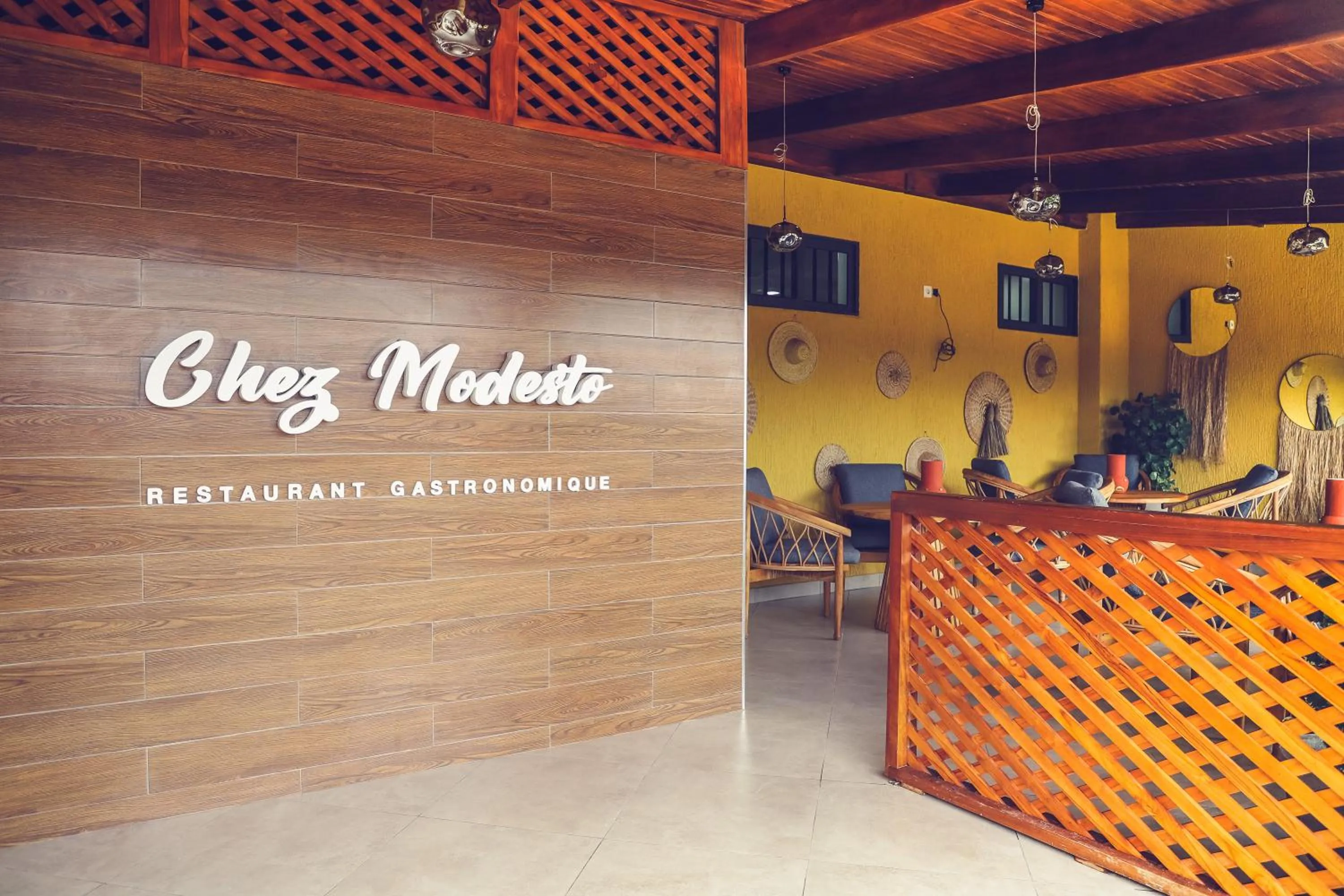 Restaurant/places to eat in Hôtel Regina The Pearl