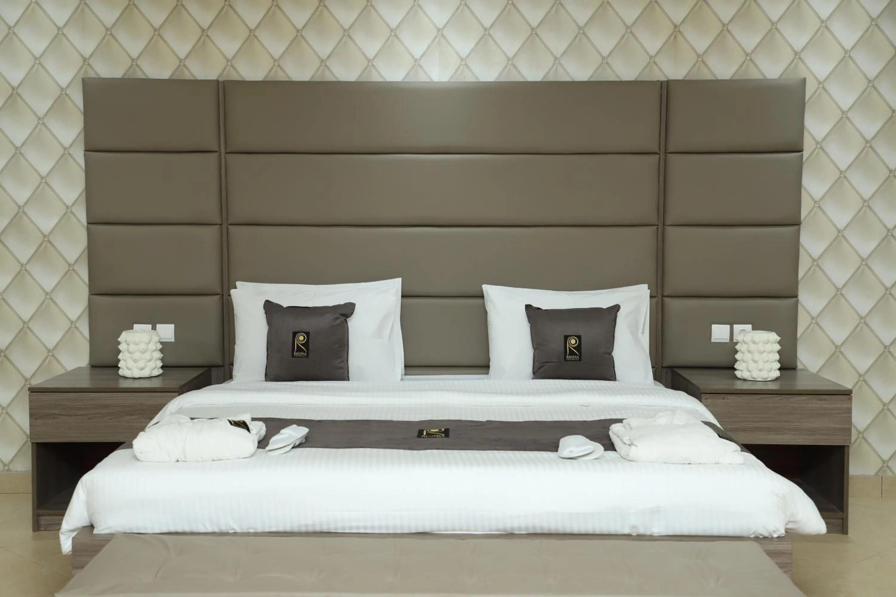 Bed in Hôtel Regina The Pearl