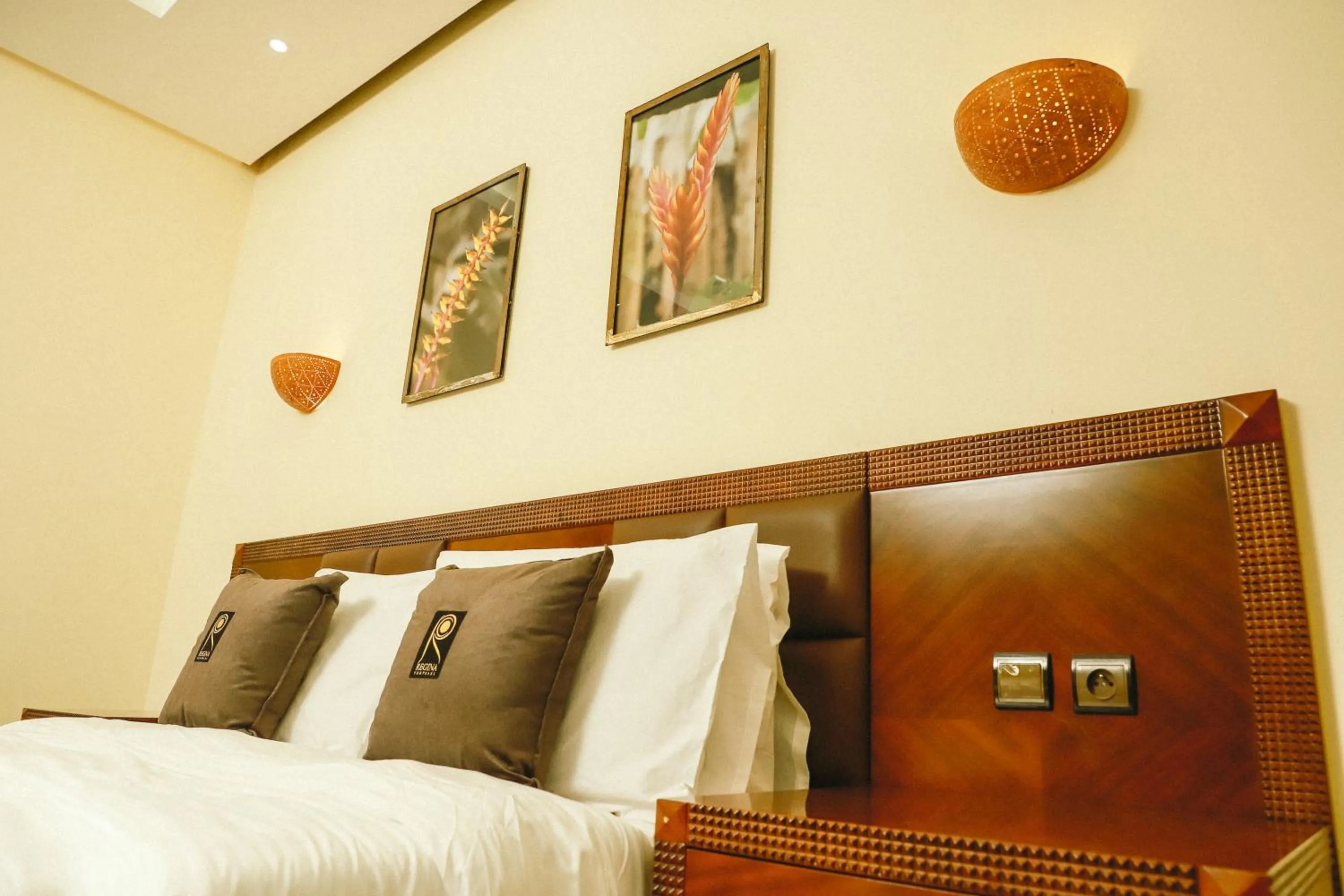 Bed in Hôtel Regina The Pearl