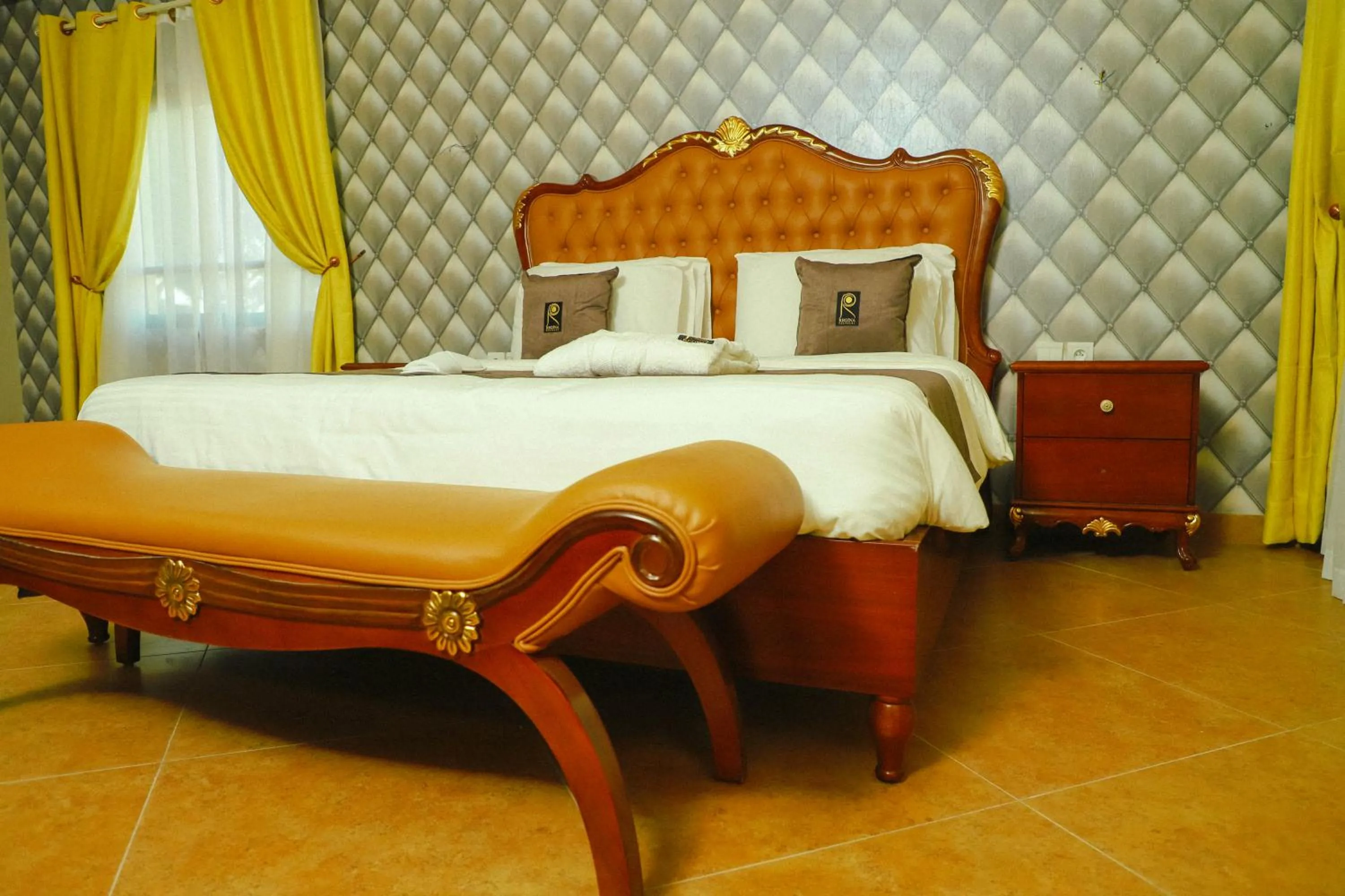 Bed in Hôtel Regina The Pearl