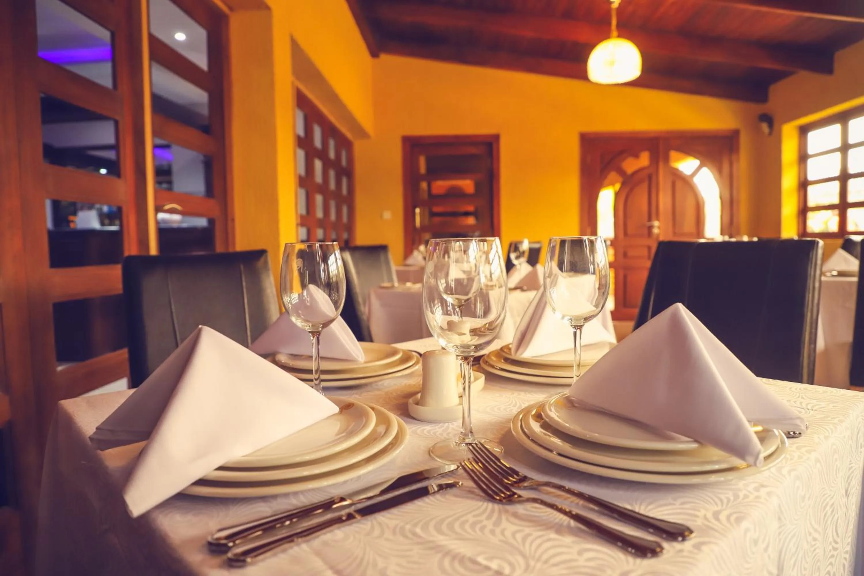 Restaurant/places to eat in Hôtel Regina The Pearl