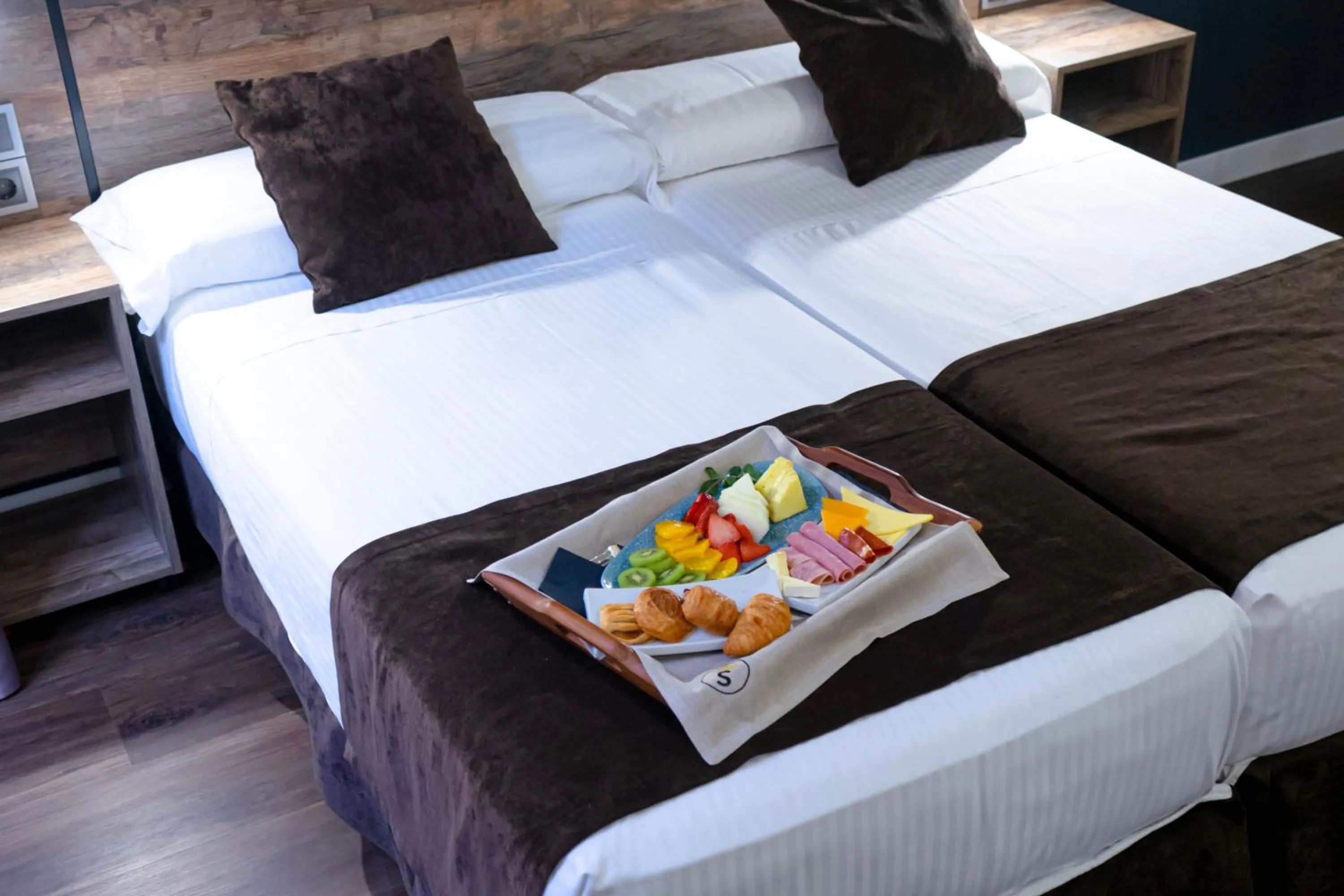 Breakfast, Bed in Hotel BH San Francisco Alicante