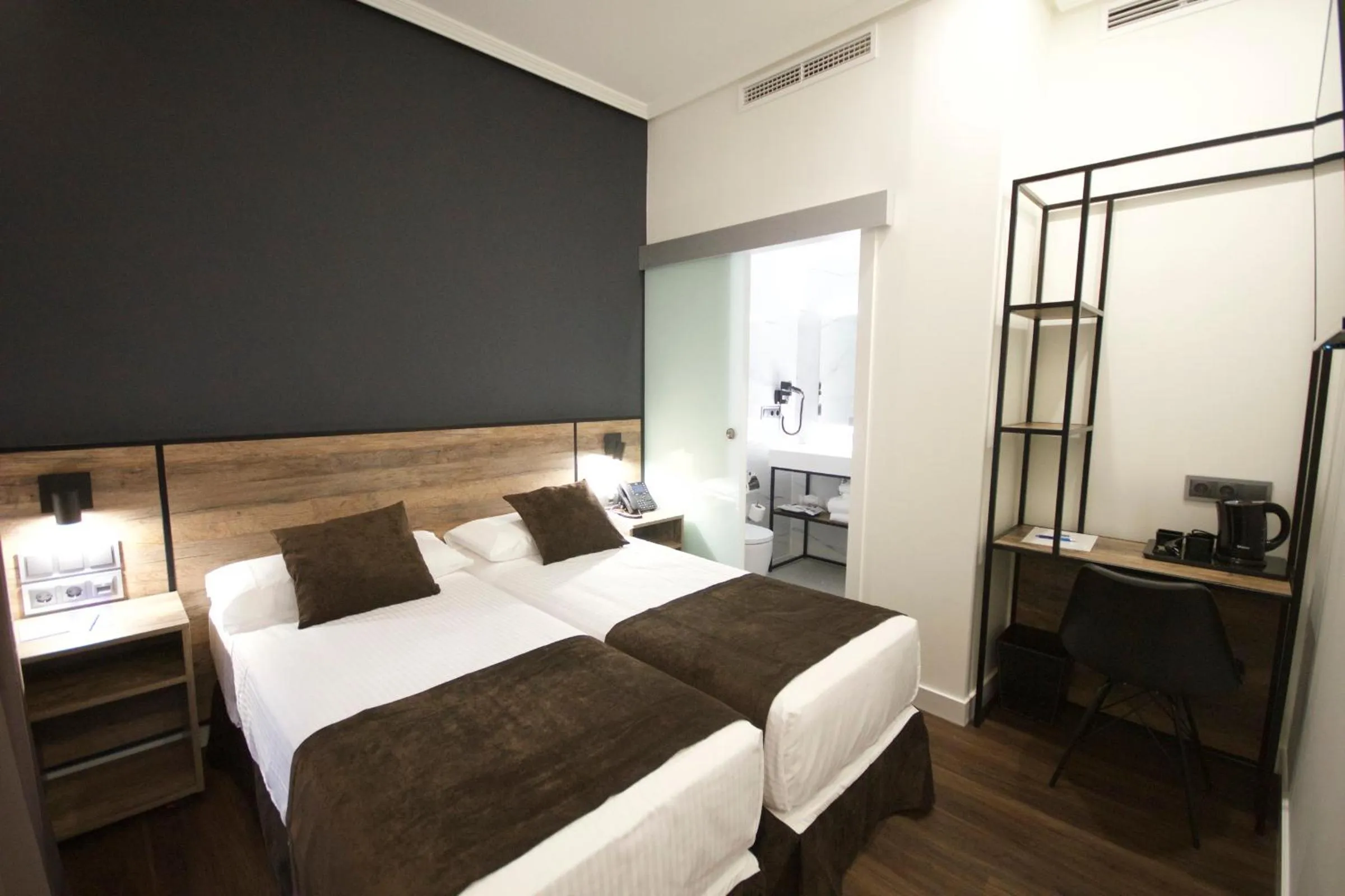 Bedroom, Bed in Hotel BH San Francisco Alicante