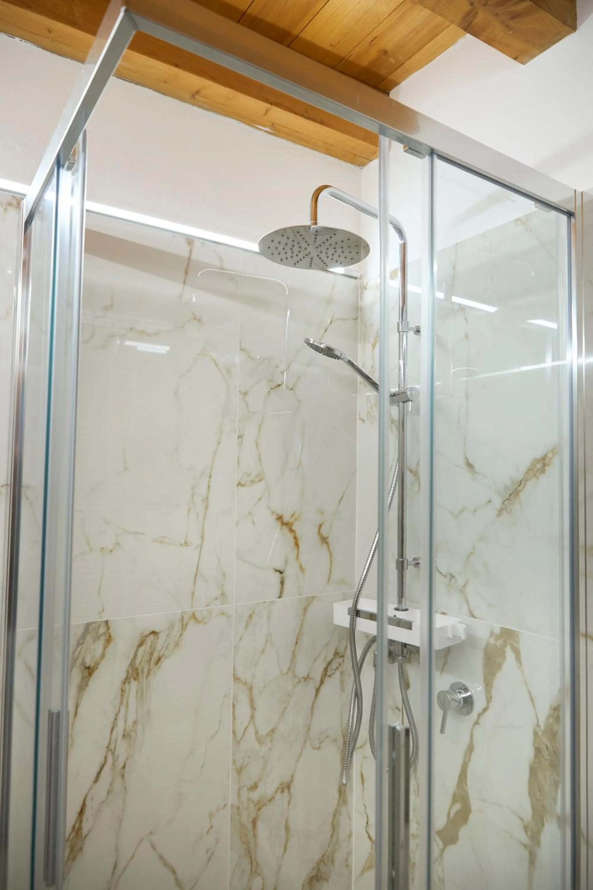 Shower in Stella Marina 6