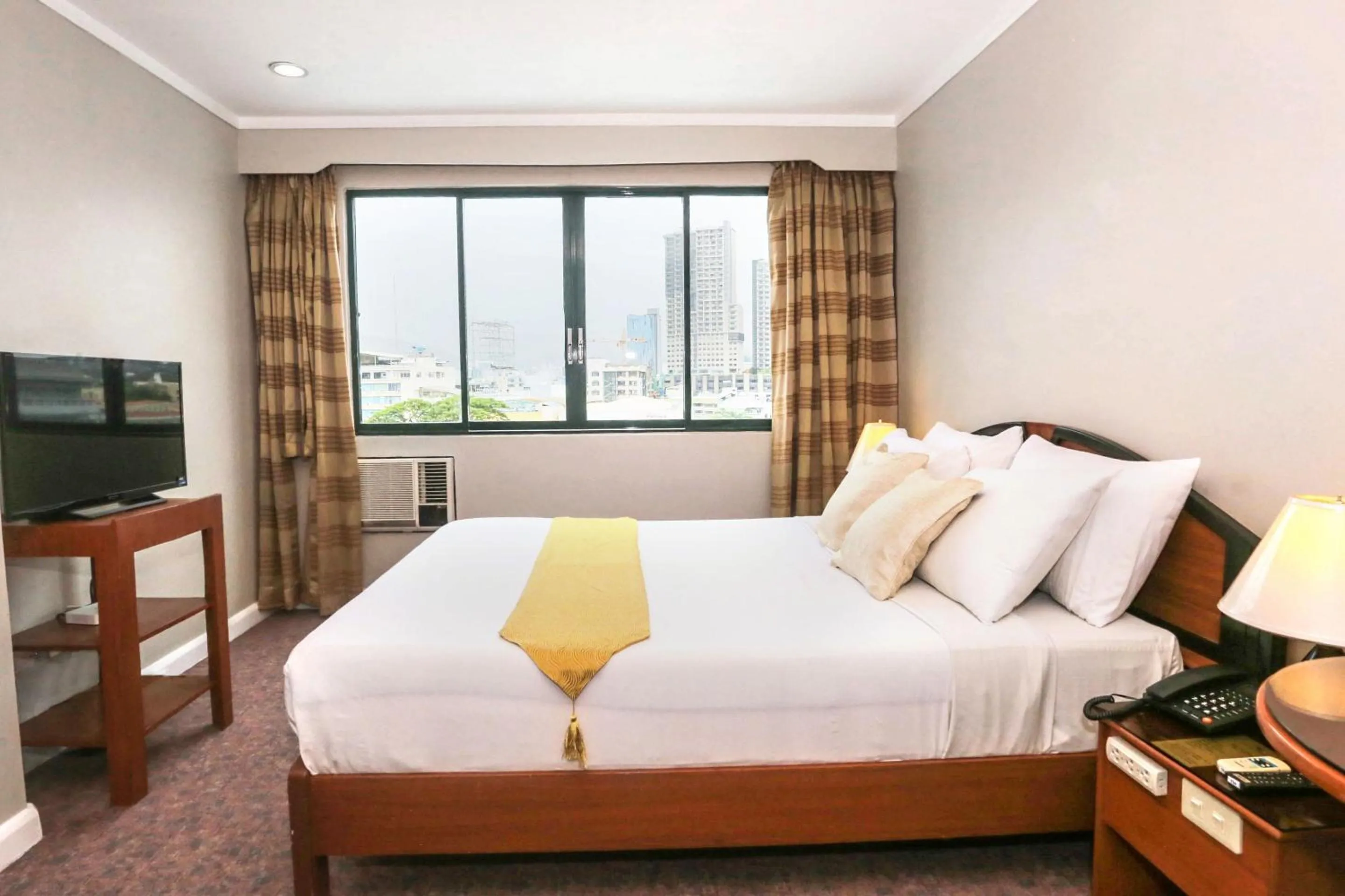 Bedroom, Bed in Holiday Plaza Hotel - Cebu