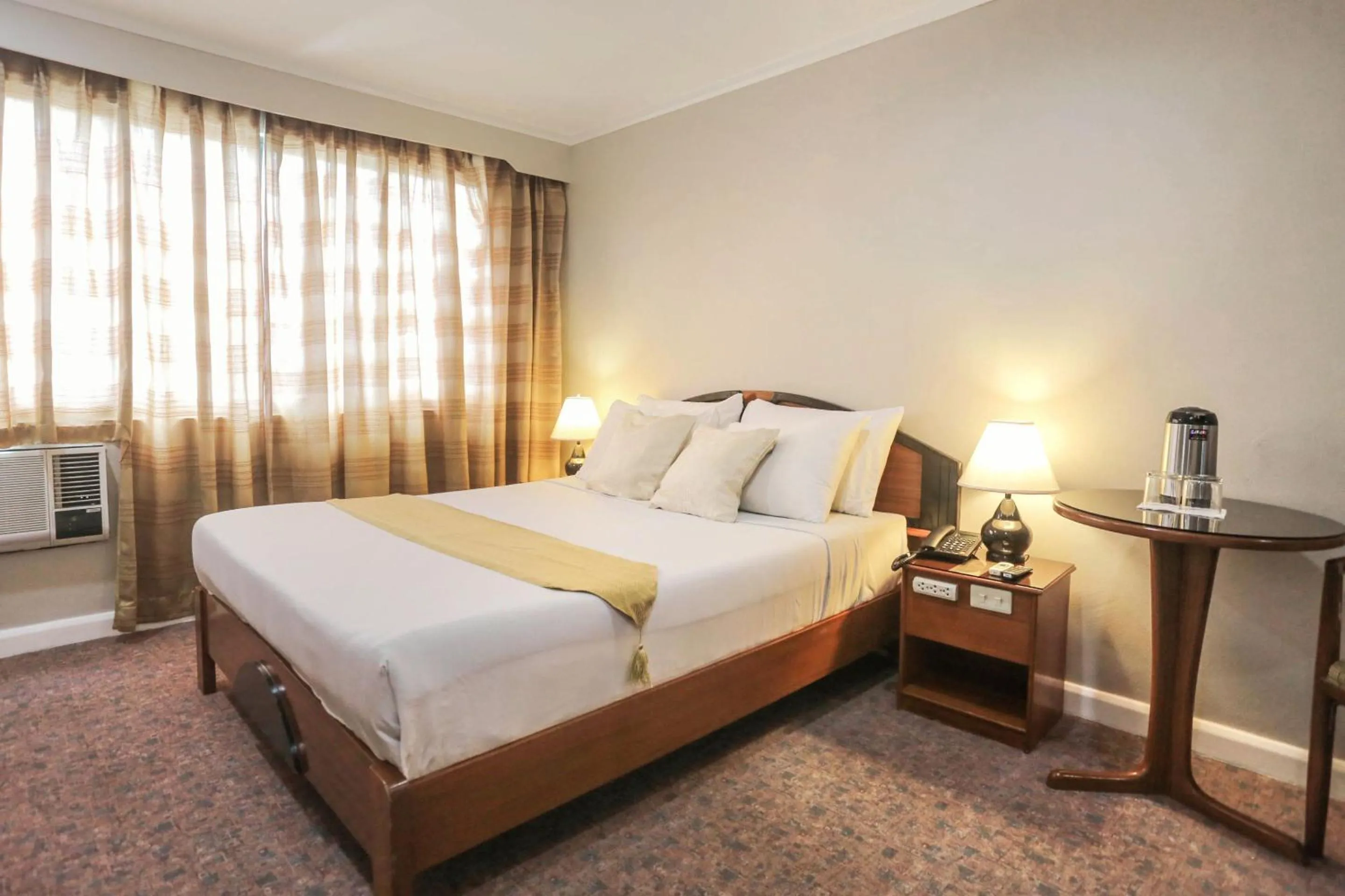 Bedroom, Bed in Holiday Plaza Hotel - Cebu