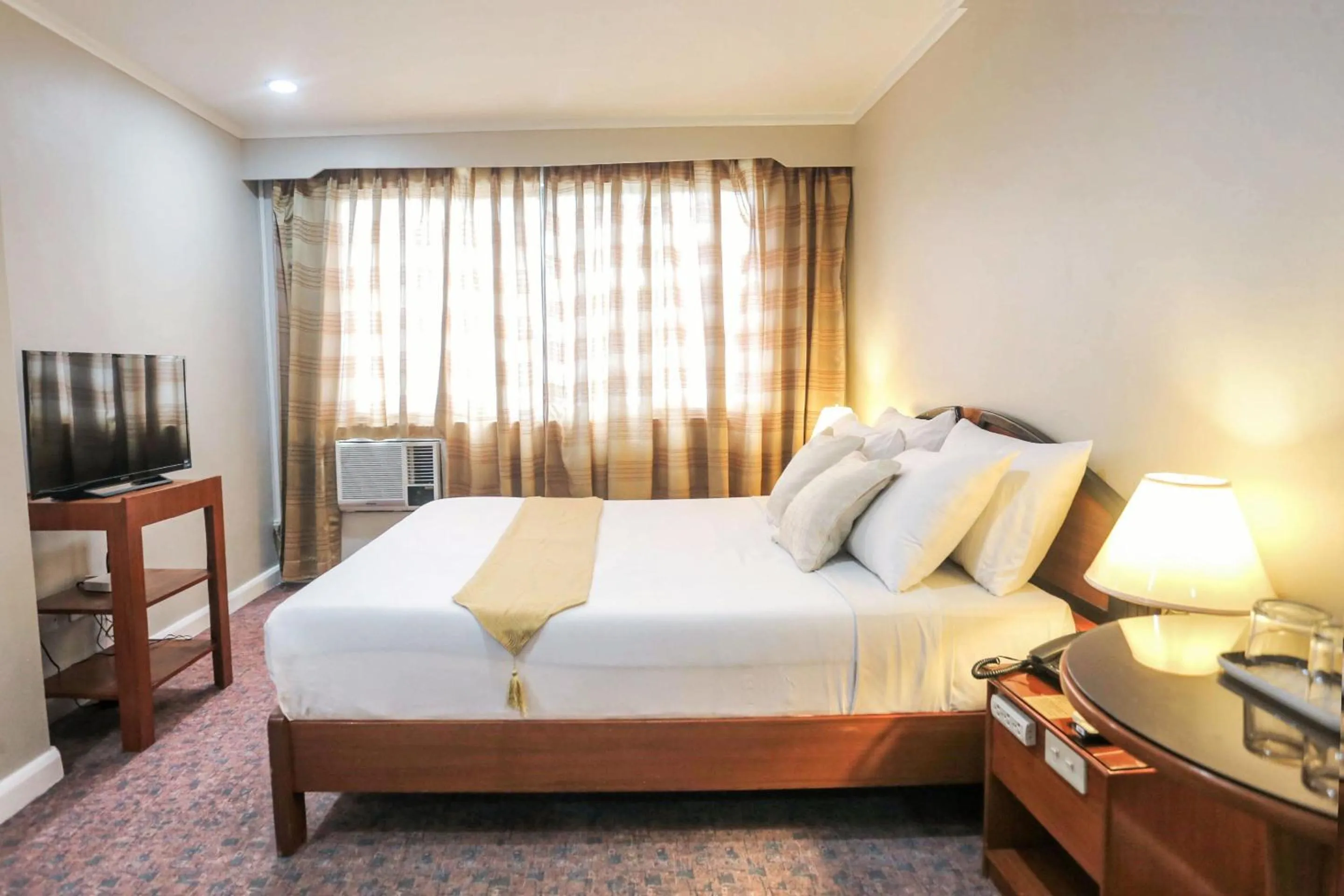 Bedroom, Bed in Holiday Plaza Hotel - Cebu