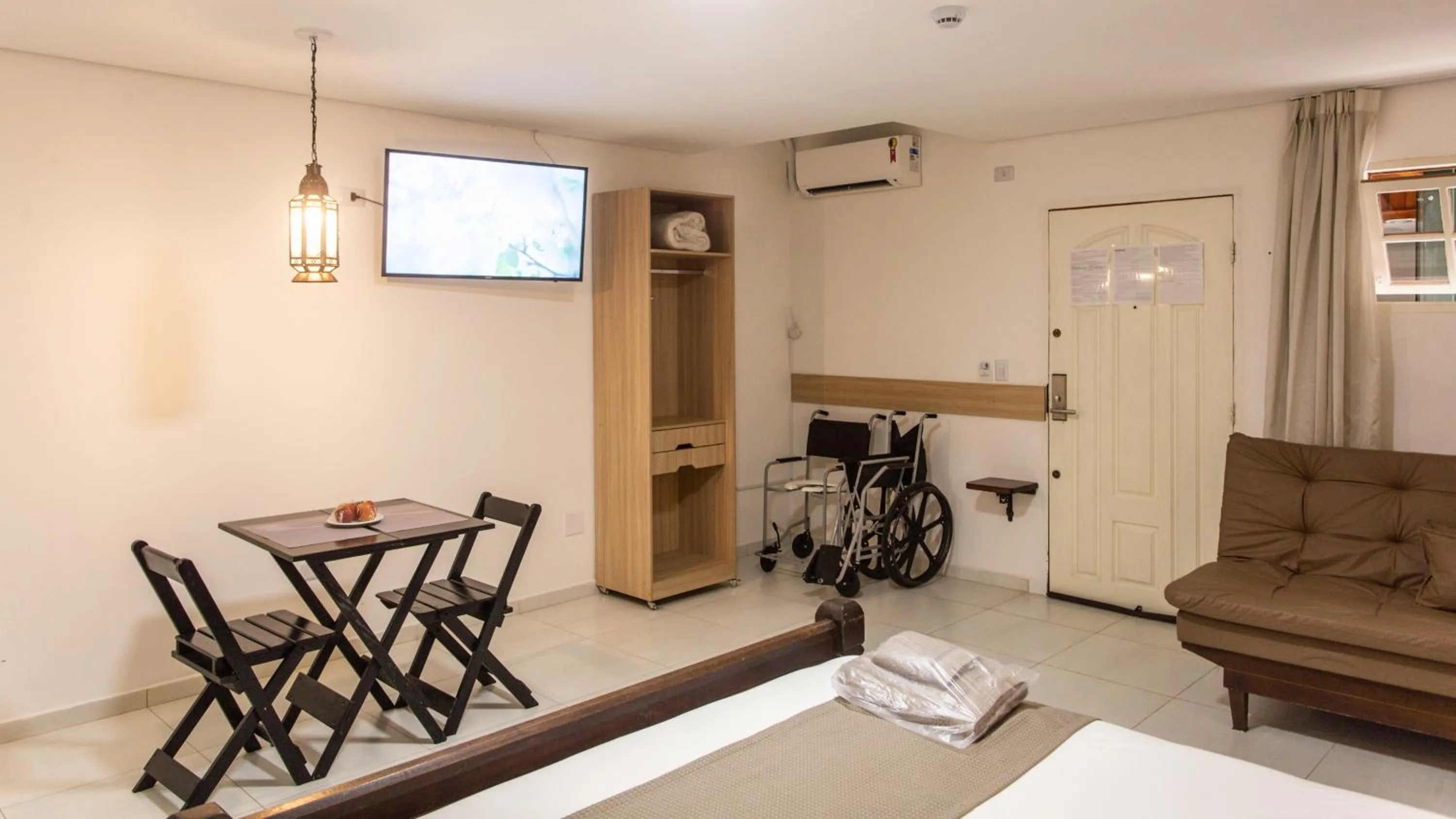 Photo of the whole room in Hotel Chalet Monet - Granja Vianna