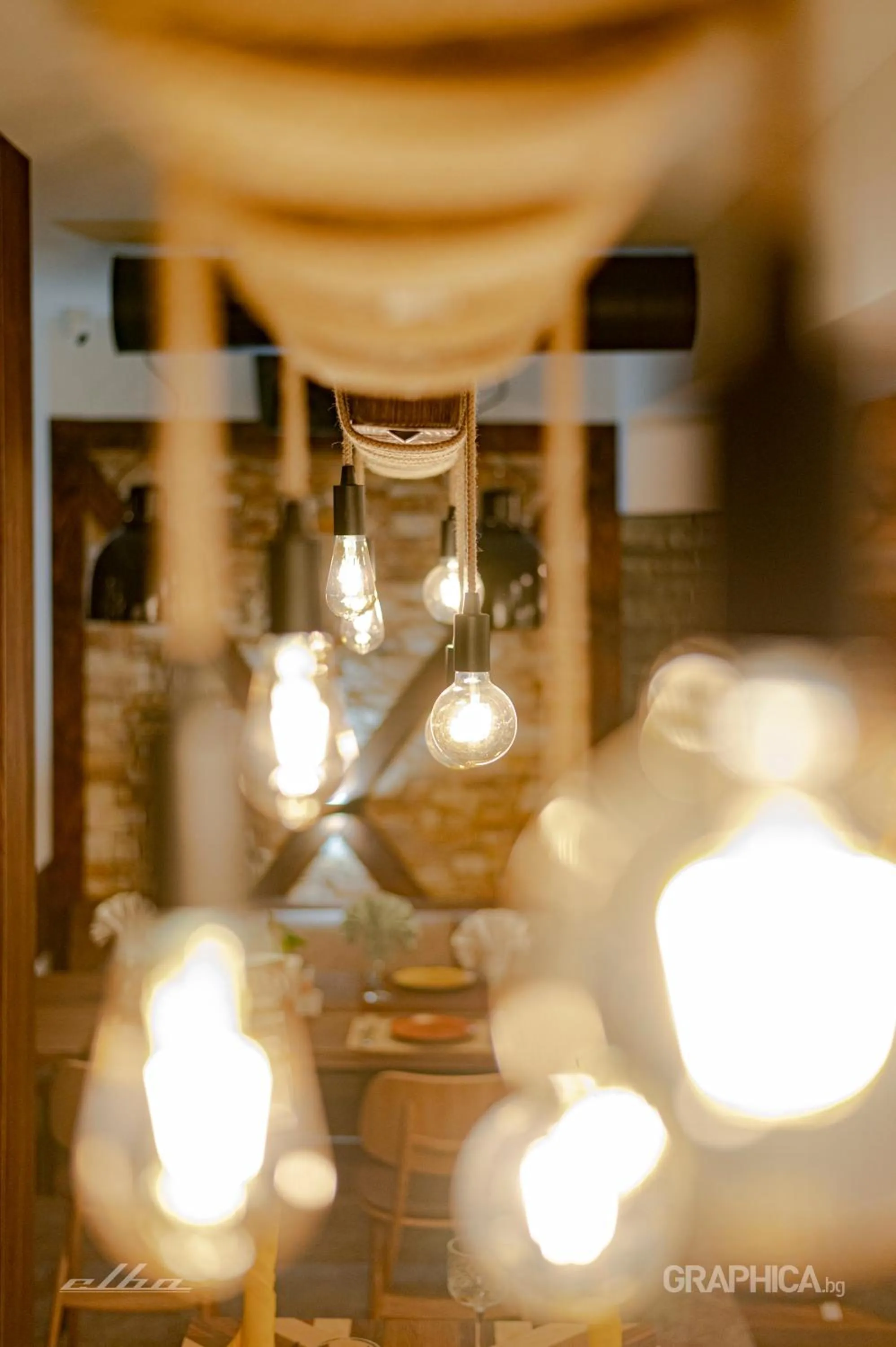 Restaurant/places to eat in 103 Alpine Hotel