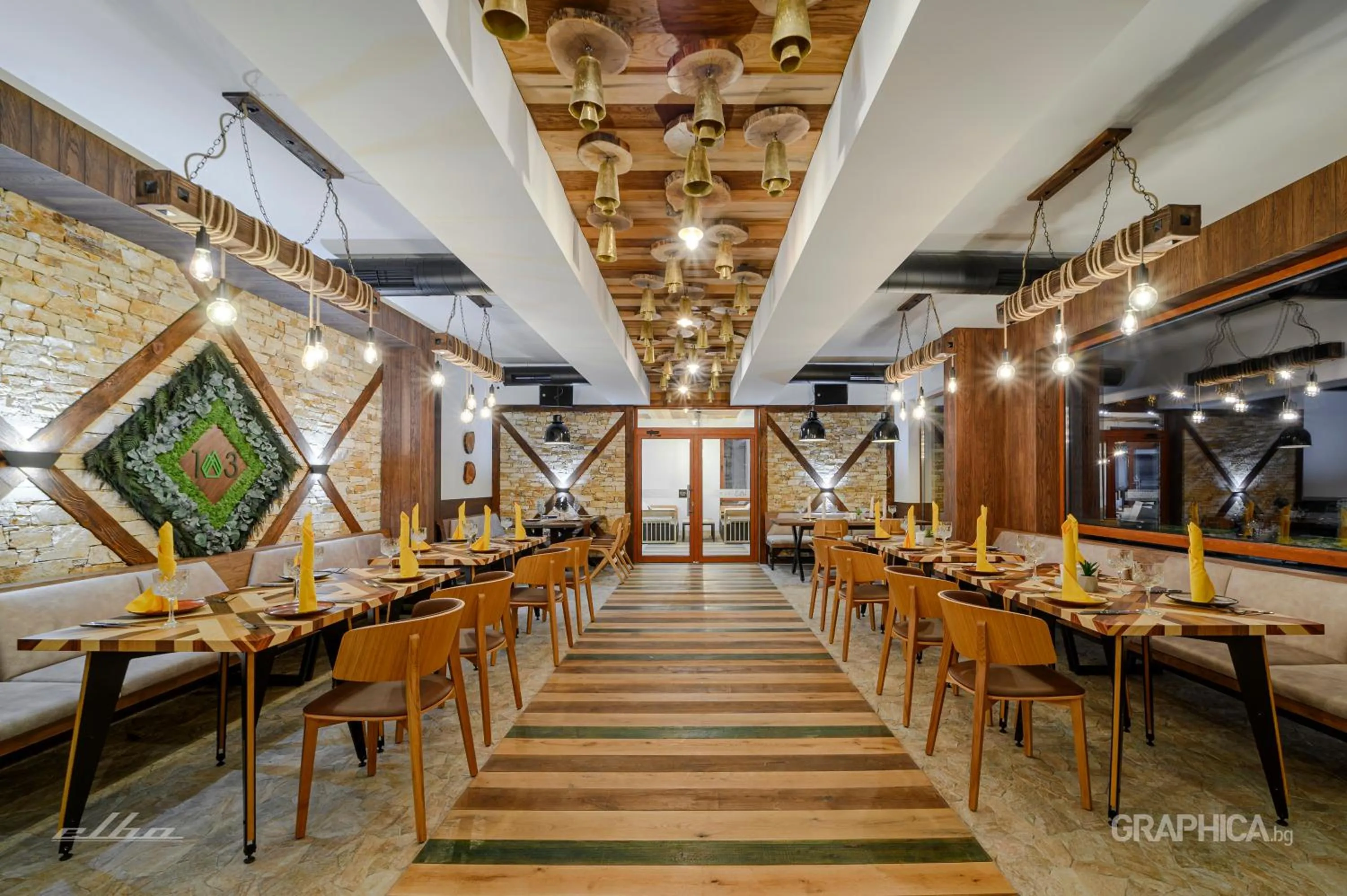 Restaurant/places to eat in 103 Alpine Hotel