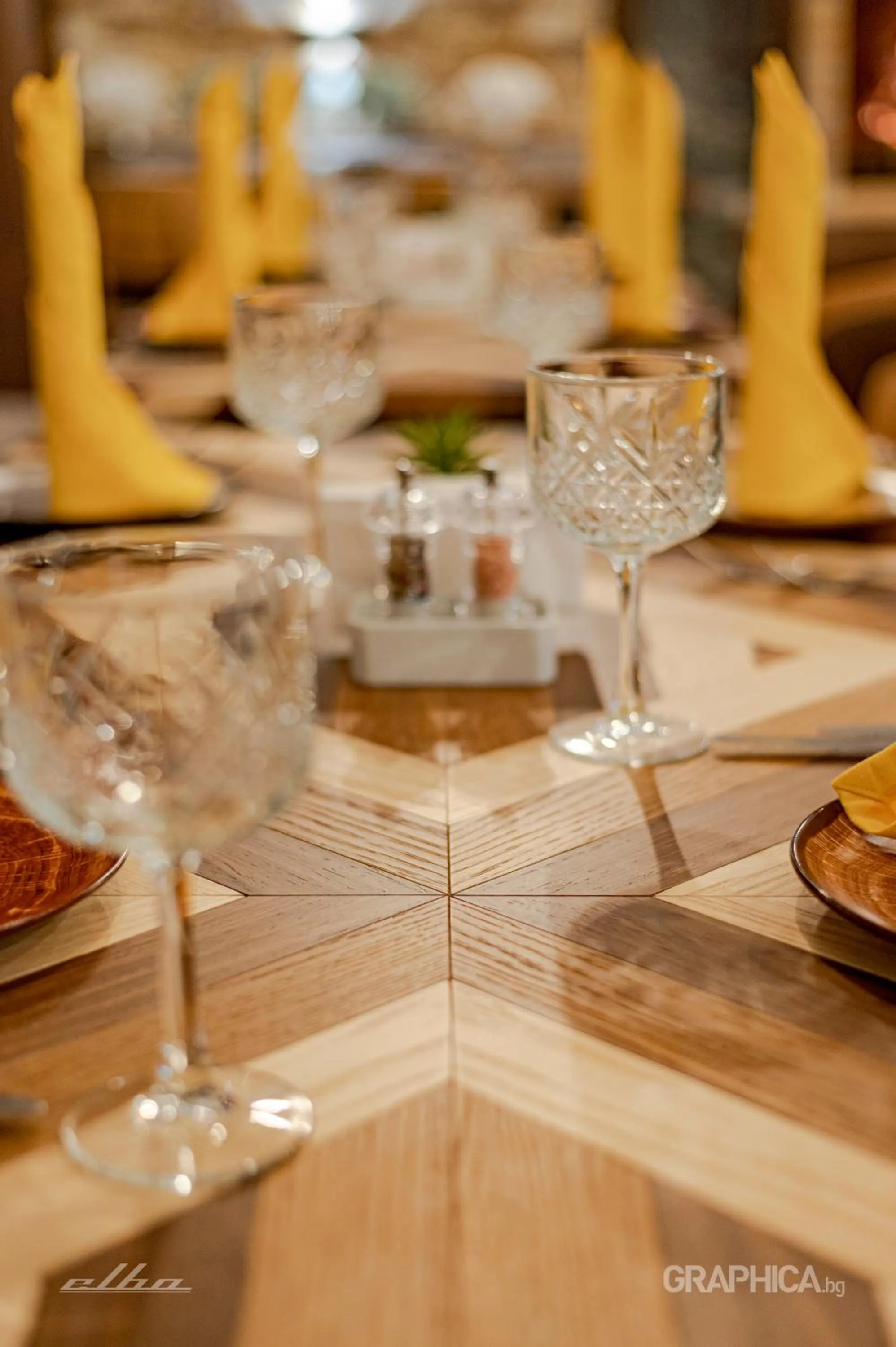 Restaurant/places to eat in 103 Alpine Hotel