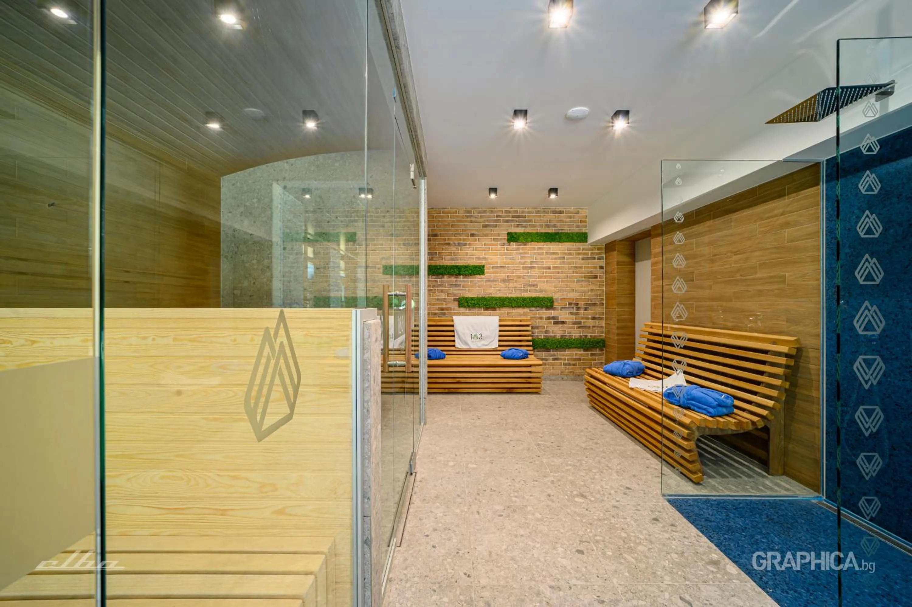 Shower in 103 Alpine Hotel