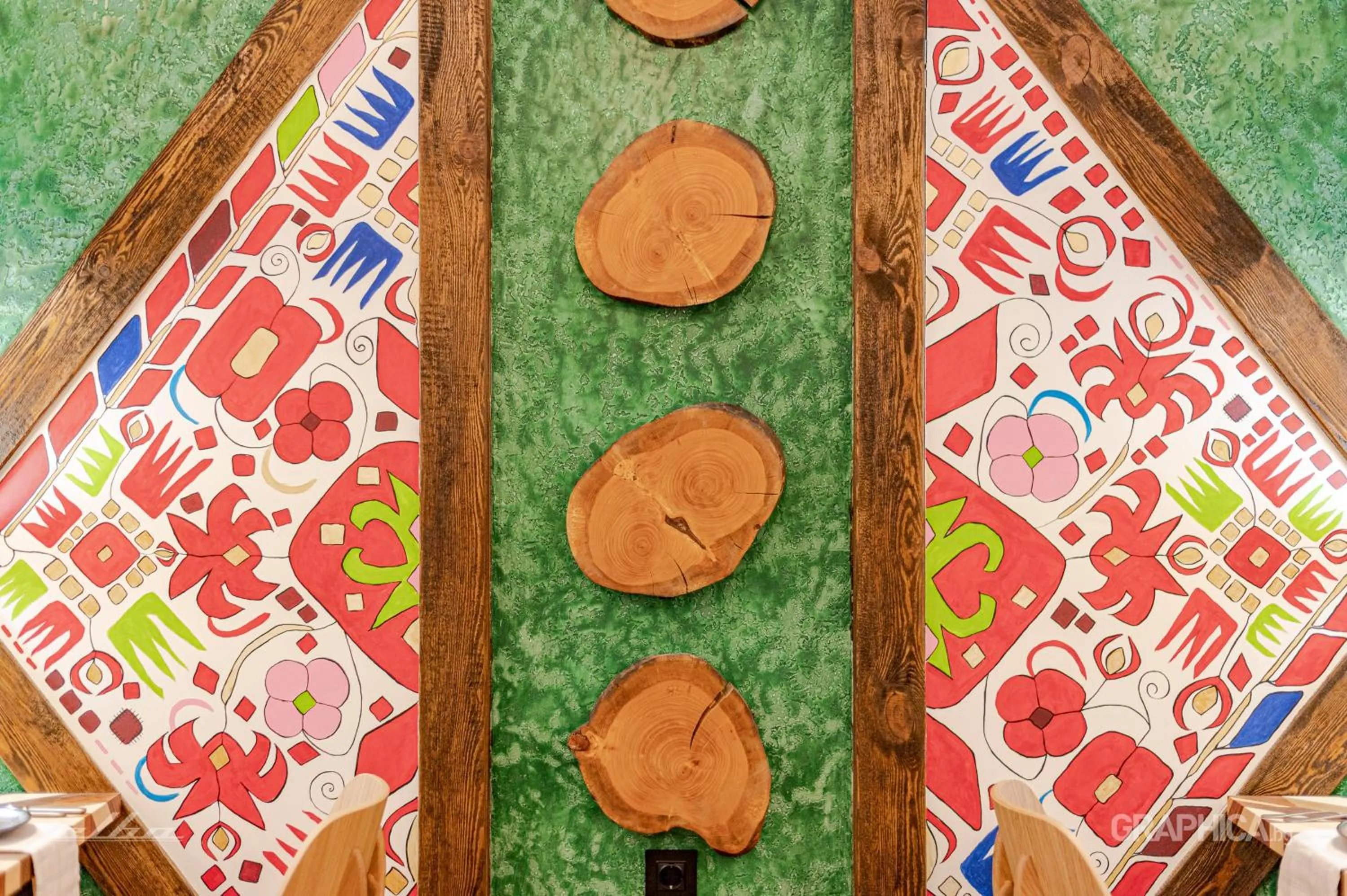 Restaurant/places to eat in 103 Alpine Hotel