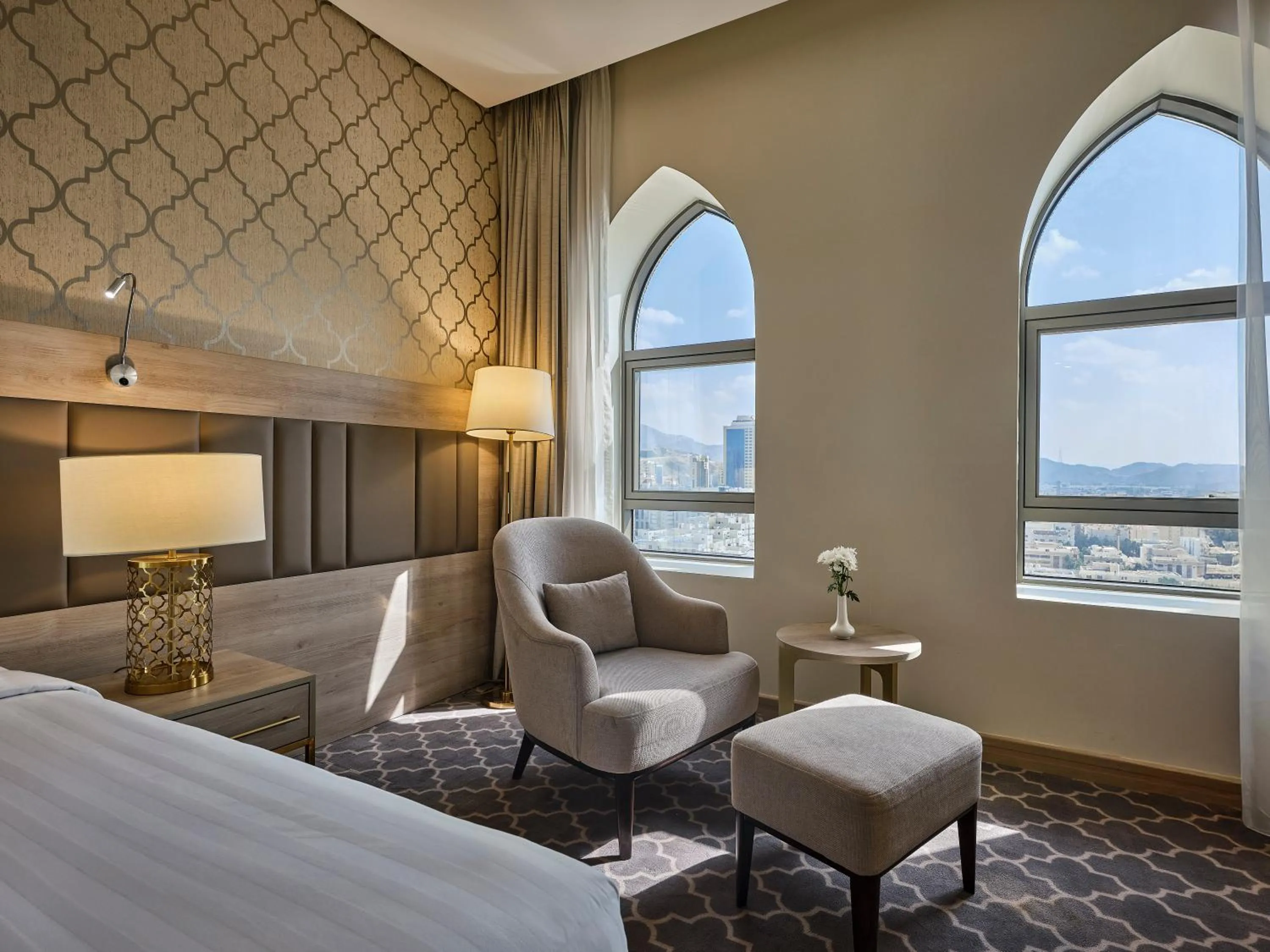 Seating area, Bed in DoubleTree by Hilton Makkah Aziziyah