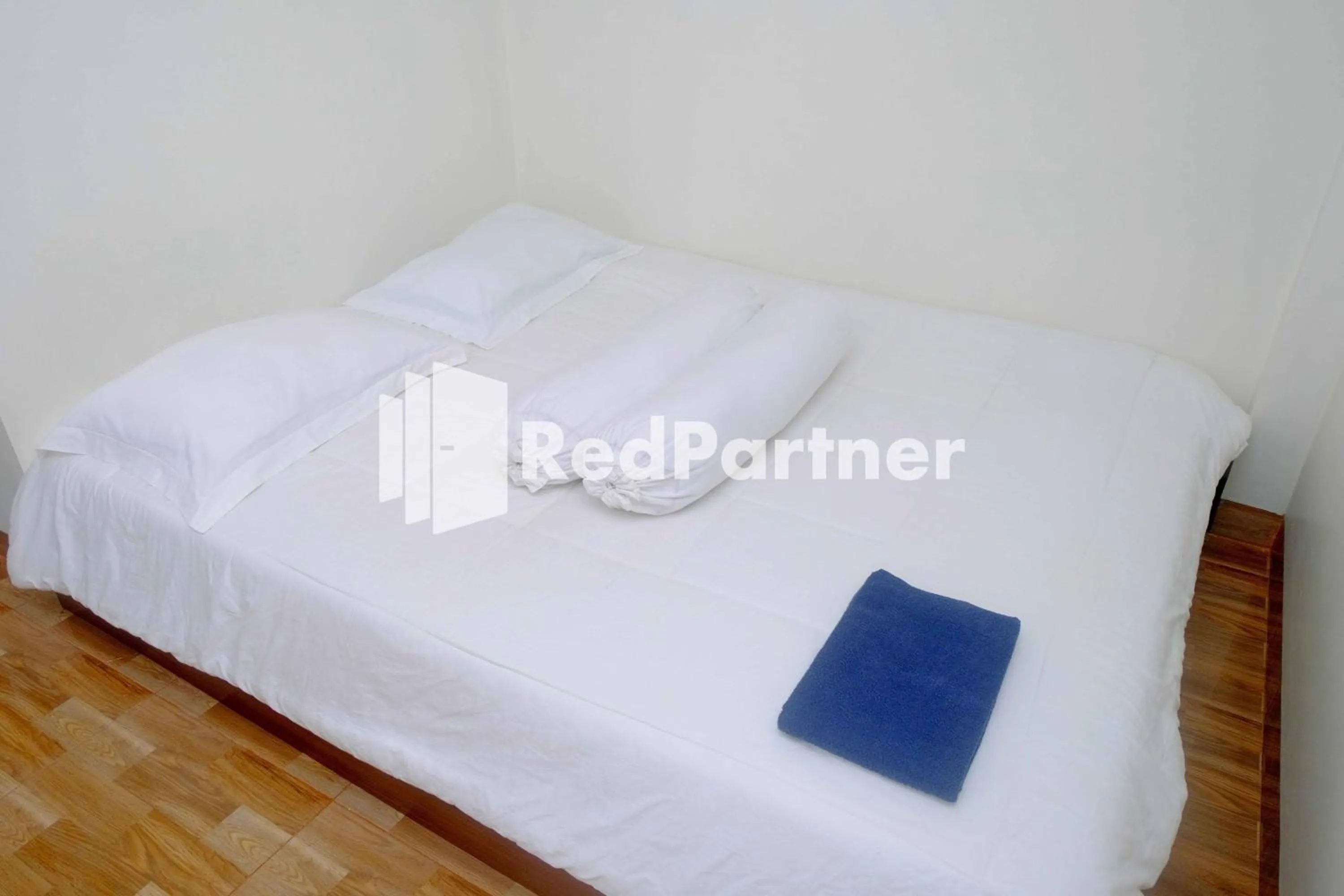 Bedroom, Bed in Guest House Bibong Makassar Mitra RedDoorz