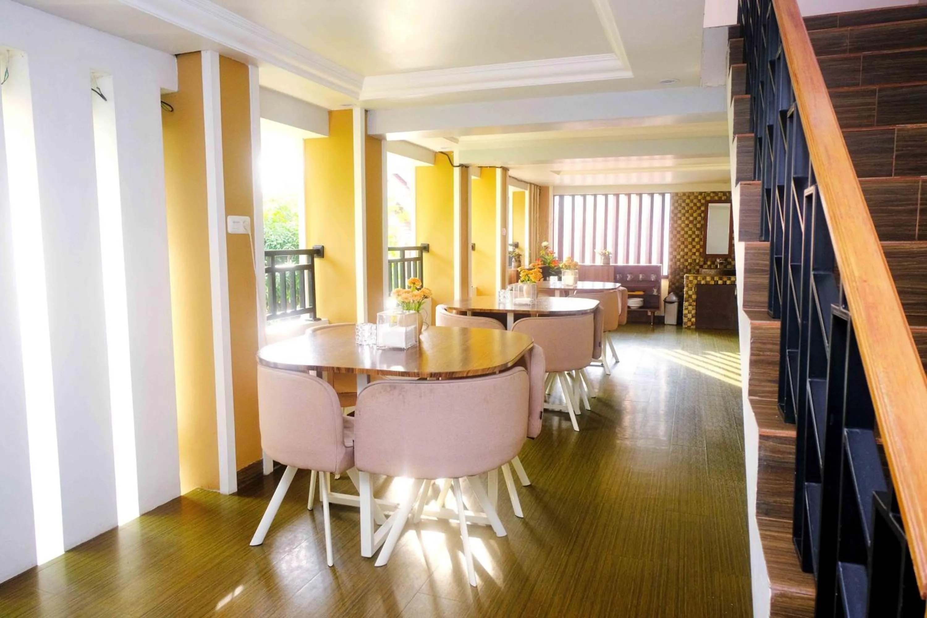 Dining area in Guest House Bibong Makassar Mitra RedDoorz