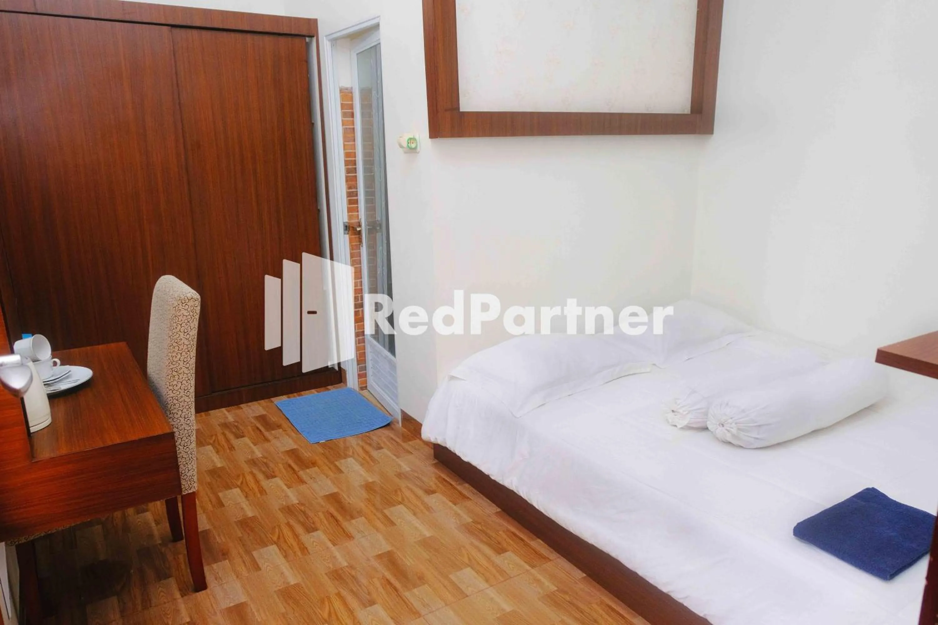 Bedroom, Bed in Guest House Bibong Makassar Mitra RedDoorz
