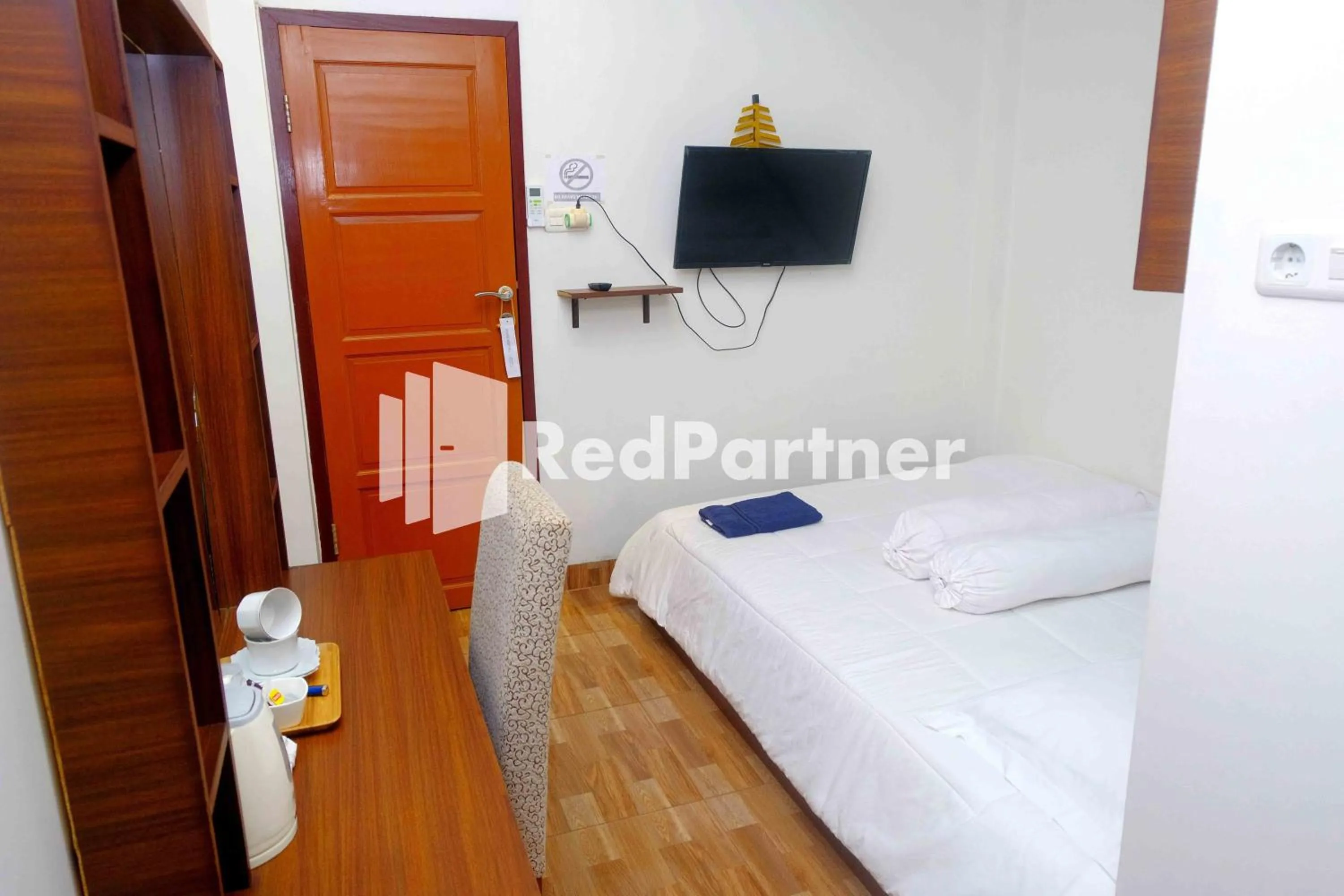 Bedroom, Bed in Guest House Bibong Makassar Mitra RedDoorz