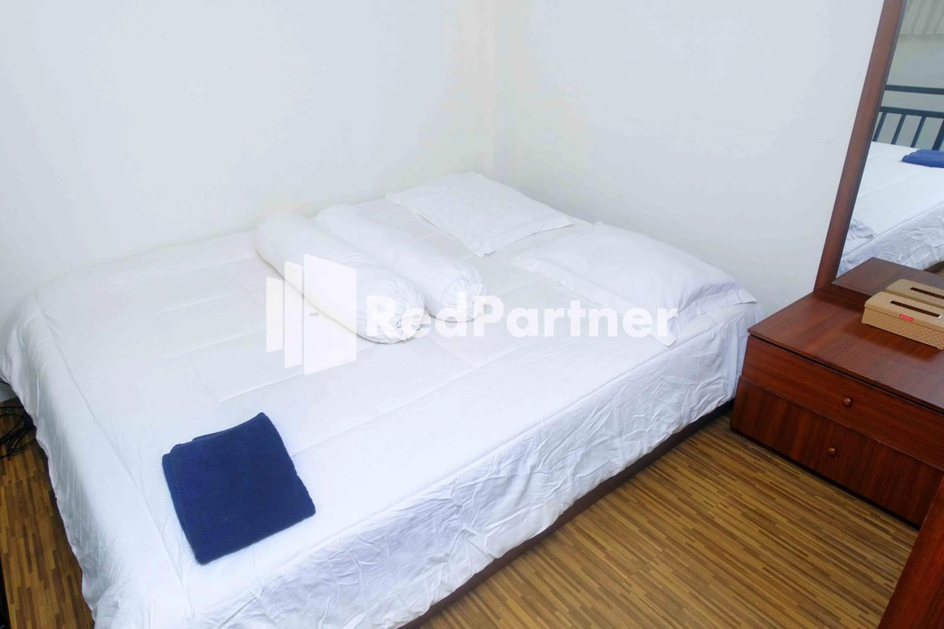 Bedroom, Bed in Guest House Bibong Makassar Mitra RedDoorz