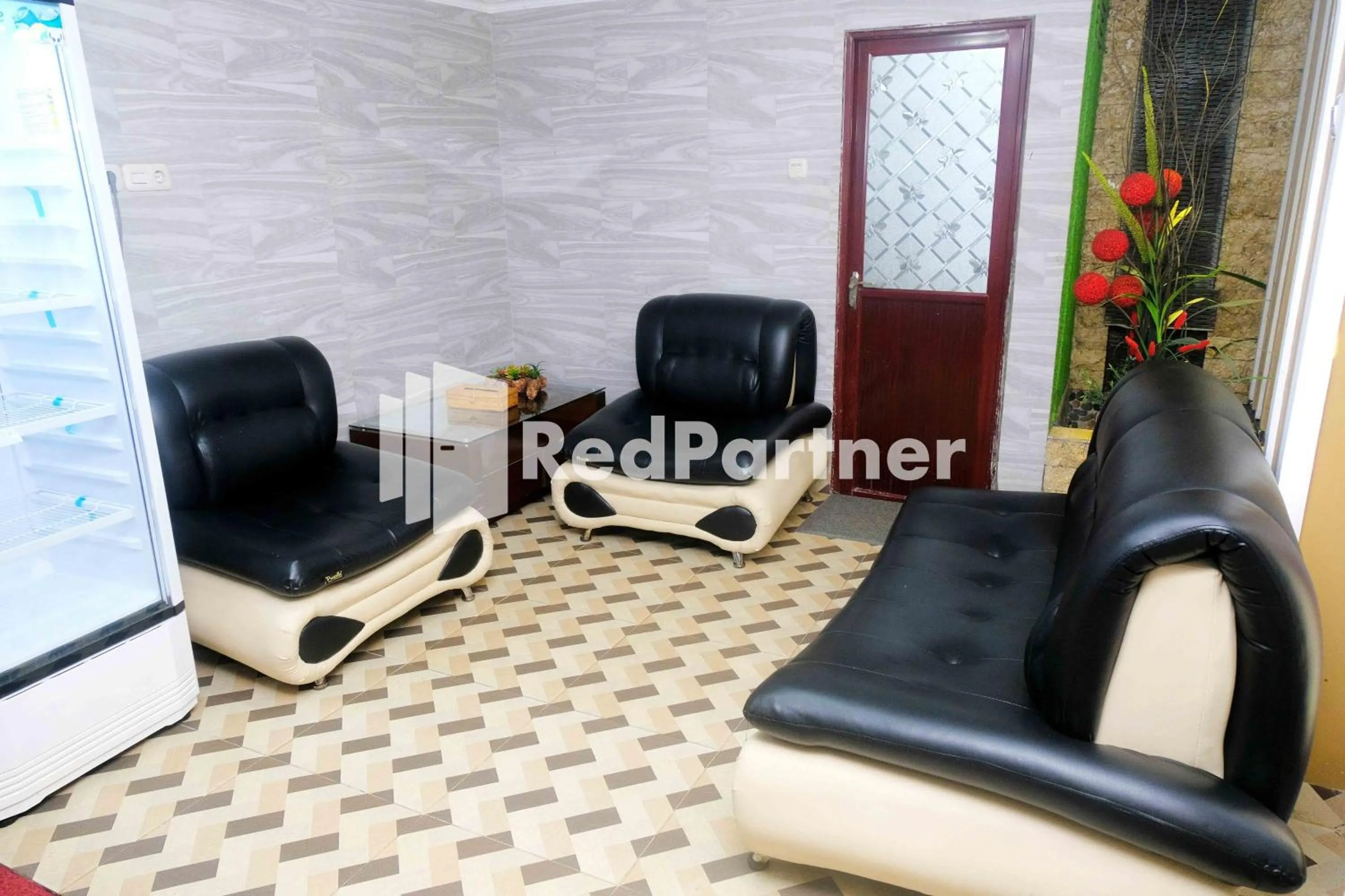 Living room in Guest House Bibong Makassar Mitra RedDoorz