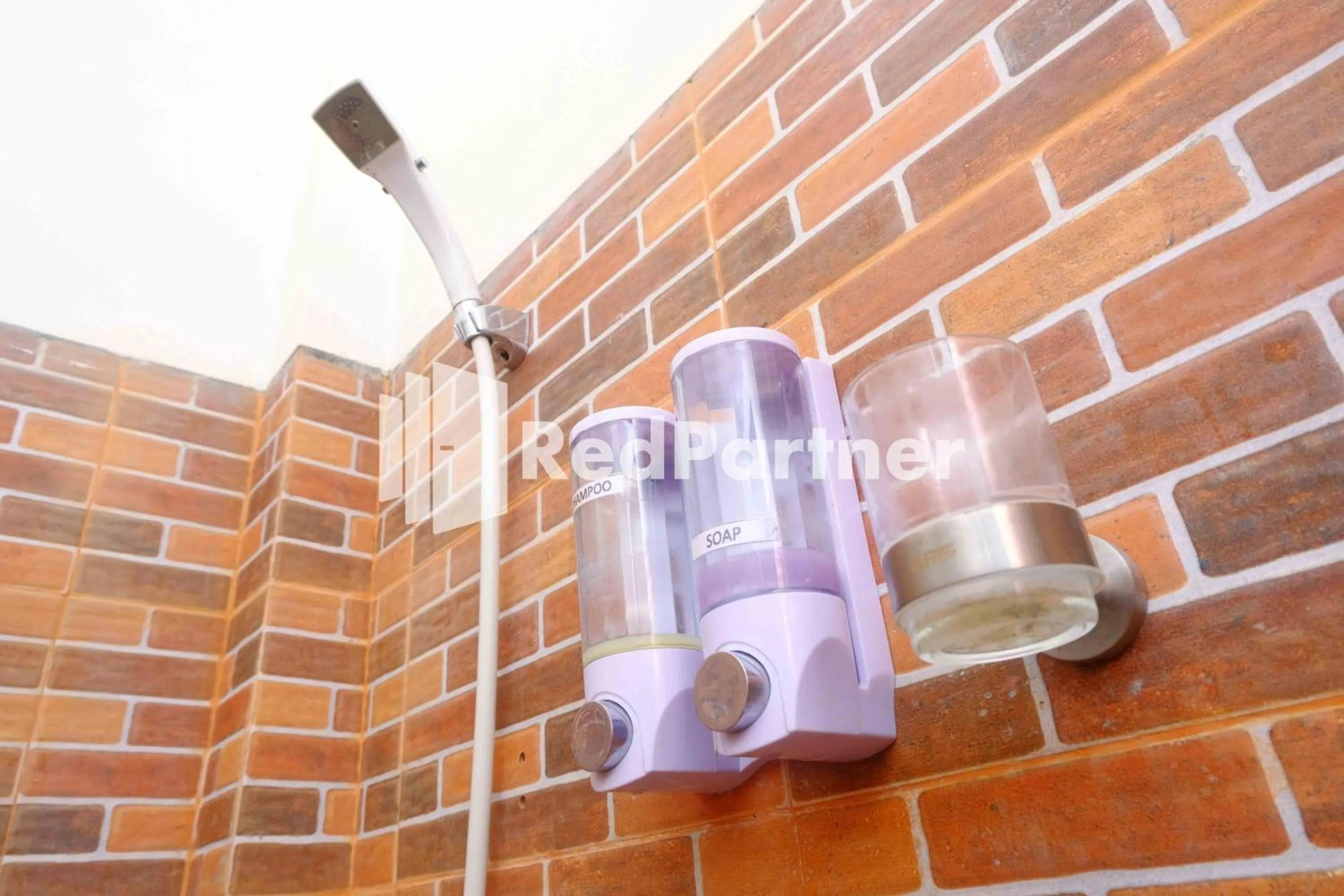 Bathroom in Guest House Bibong Makassar Mitra RedDoorz