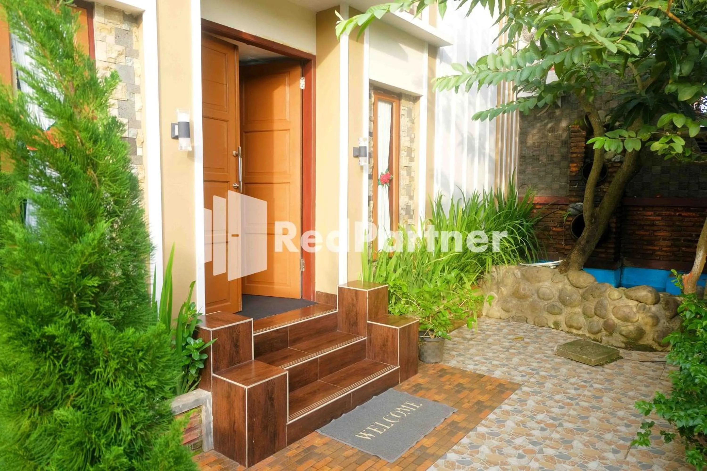 Facade/entrance in Guest House Bibong Makassar Mitra RedDoorz