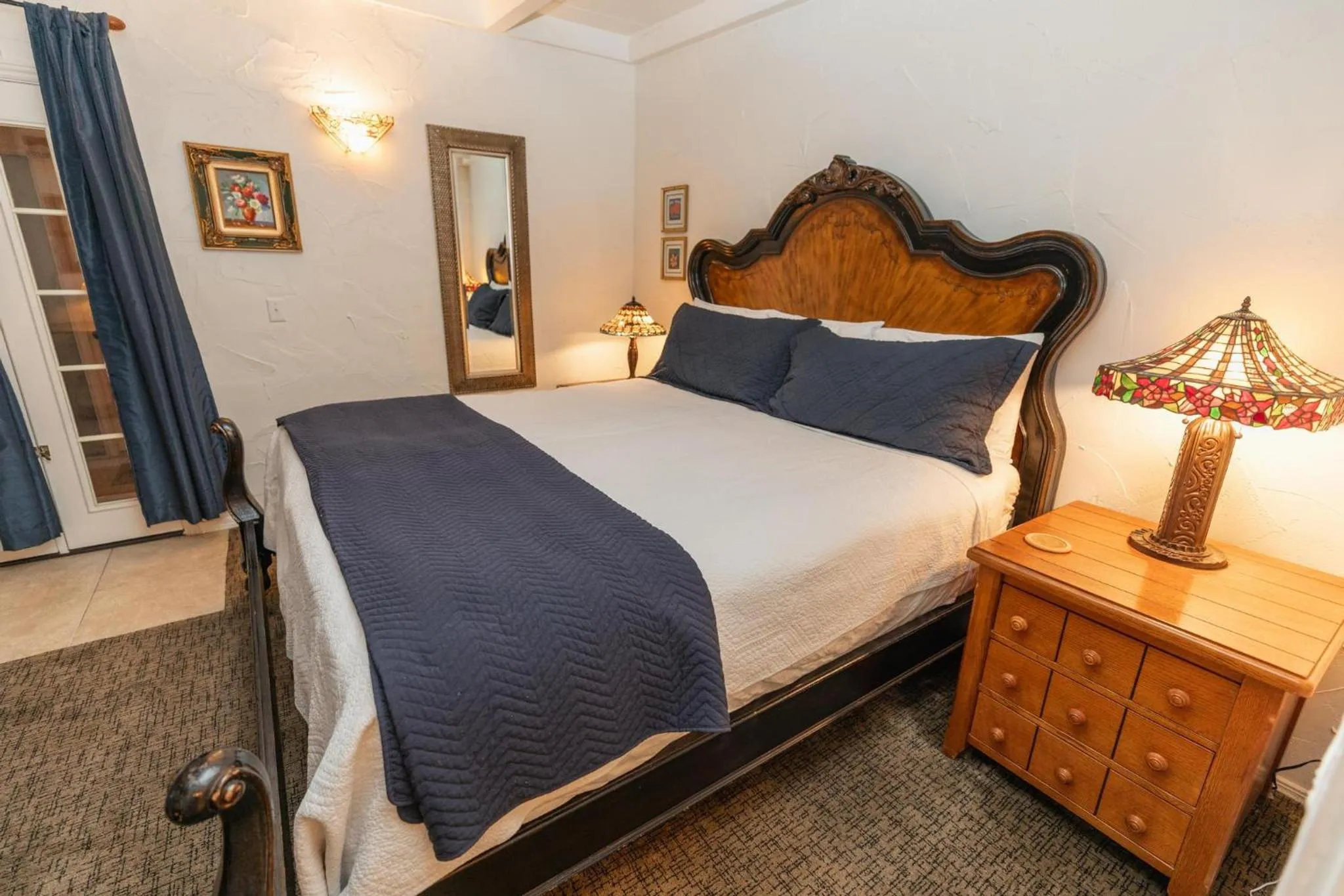 Bed in Old Ranch Inn - Adults Only 21 & Up