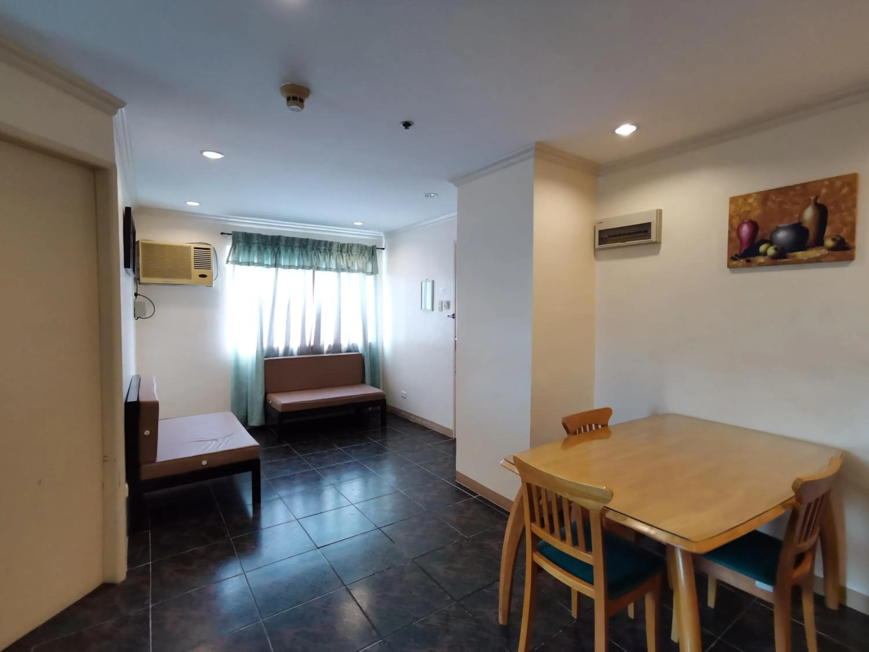 Dining area, Bed in Metro Park Hotel - Cebu City