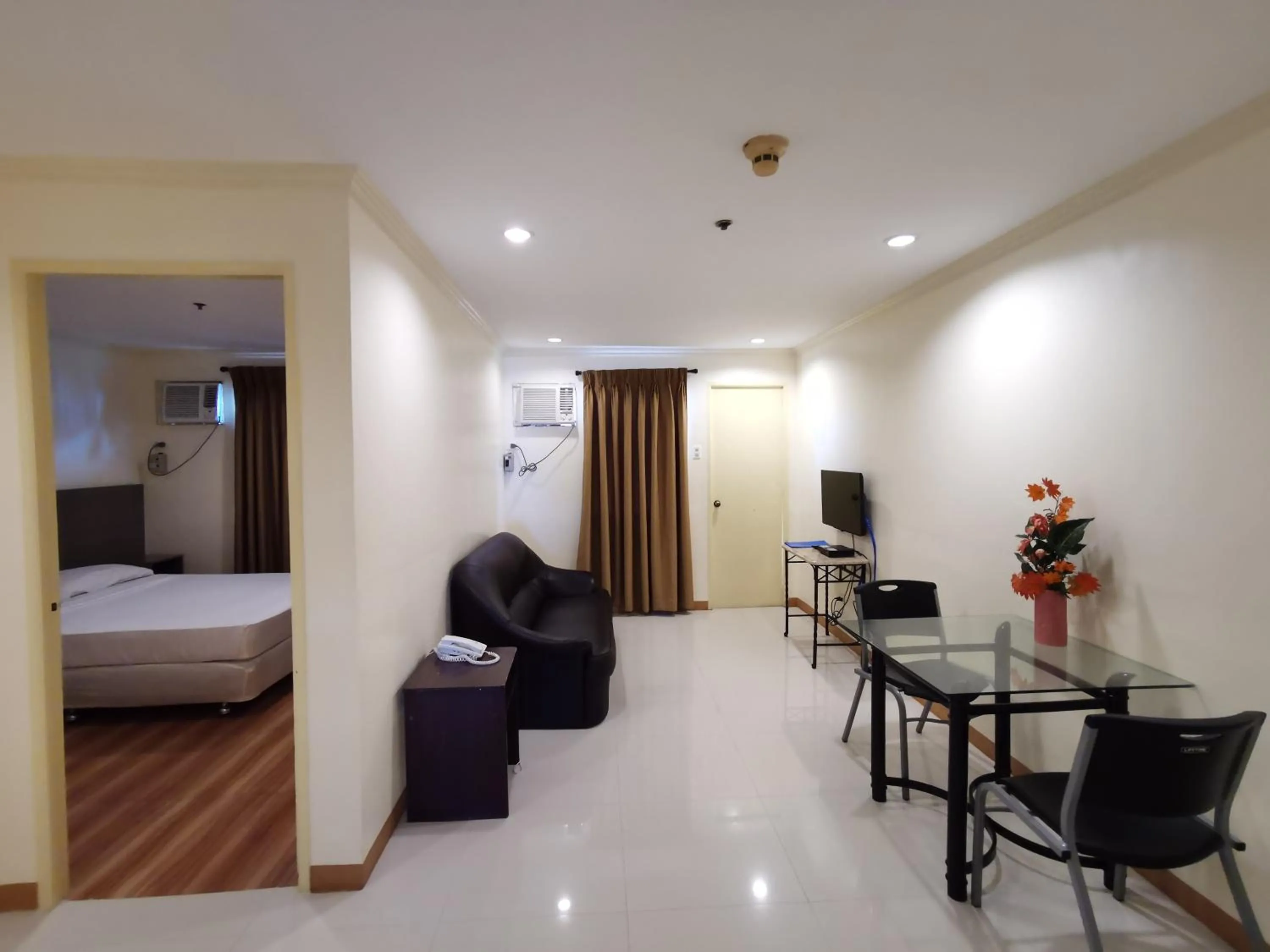 TV and multimedia, Bed in Metro Park Hotel - Cebu City