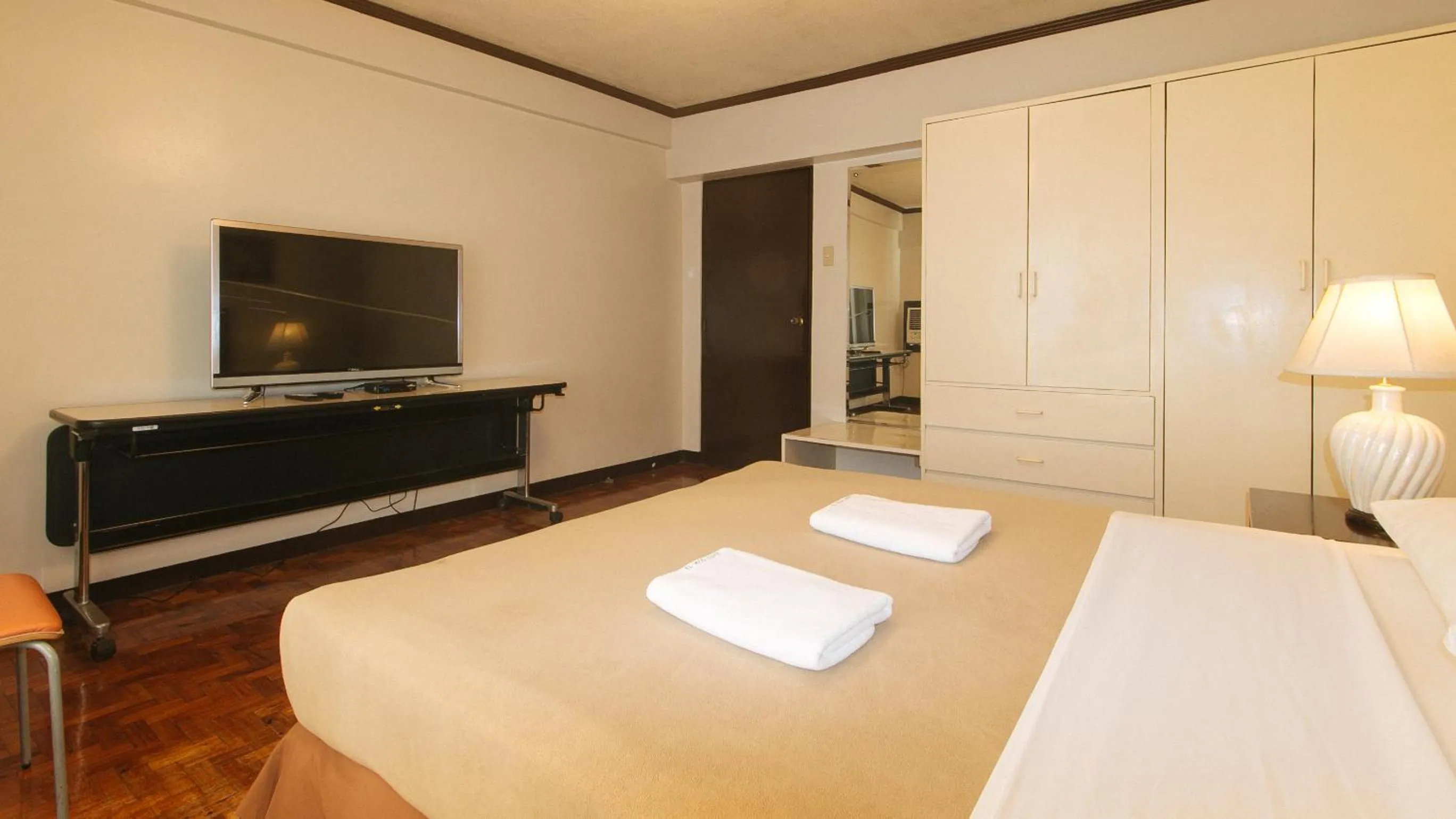 TV and multimedia, Bed in El Rico Suite Makati by RedDoorz