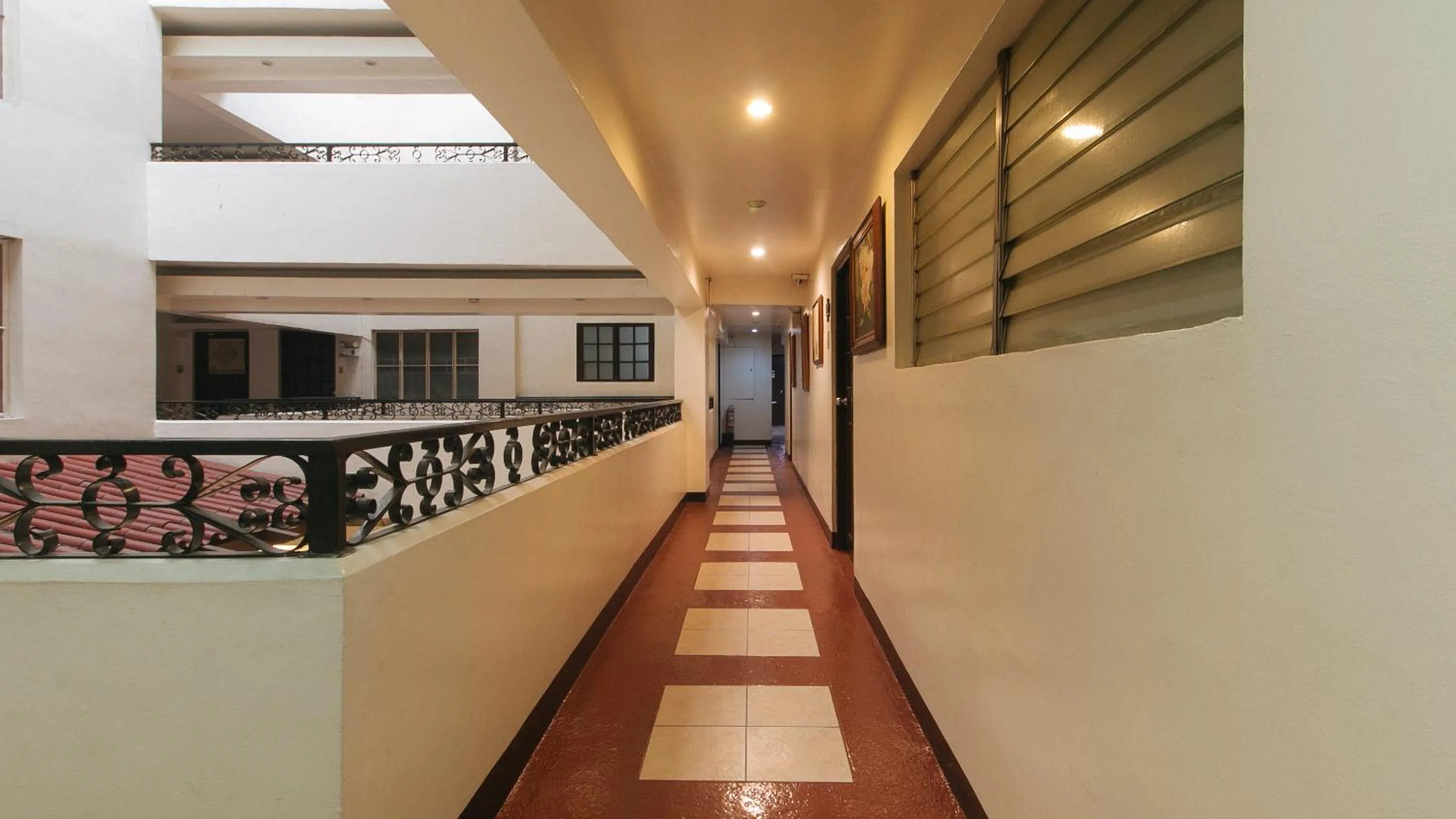 Area and facilities in El Rico Suite Makati by RedDoorz