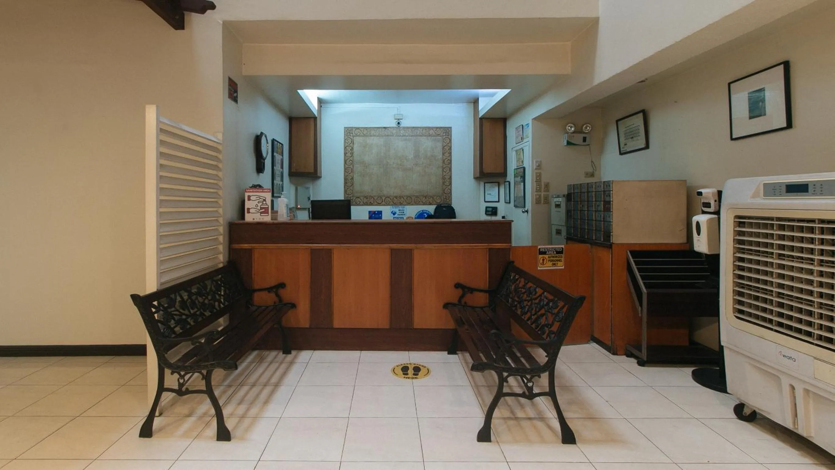 Lobby or reception in El Rico Suite Makati by RedDoorz