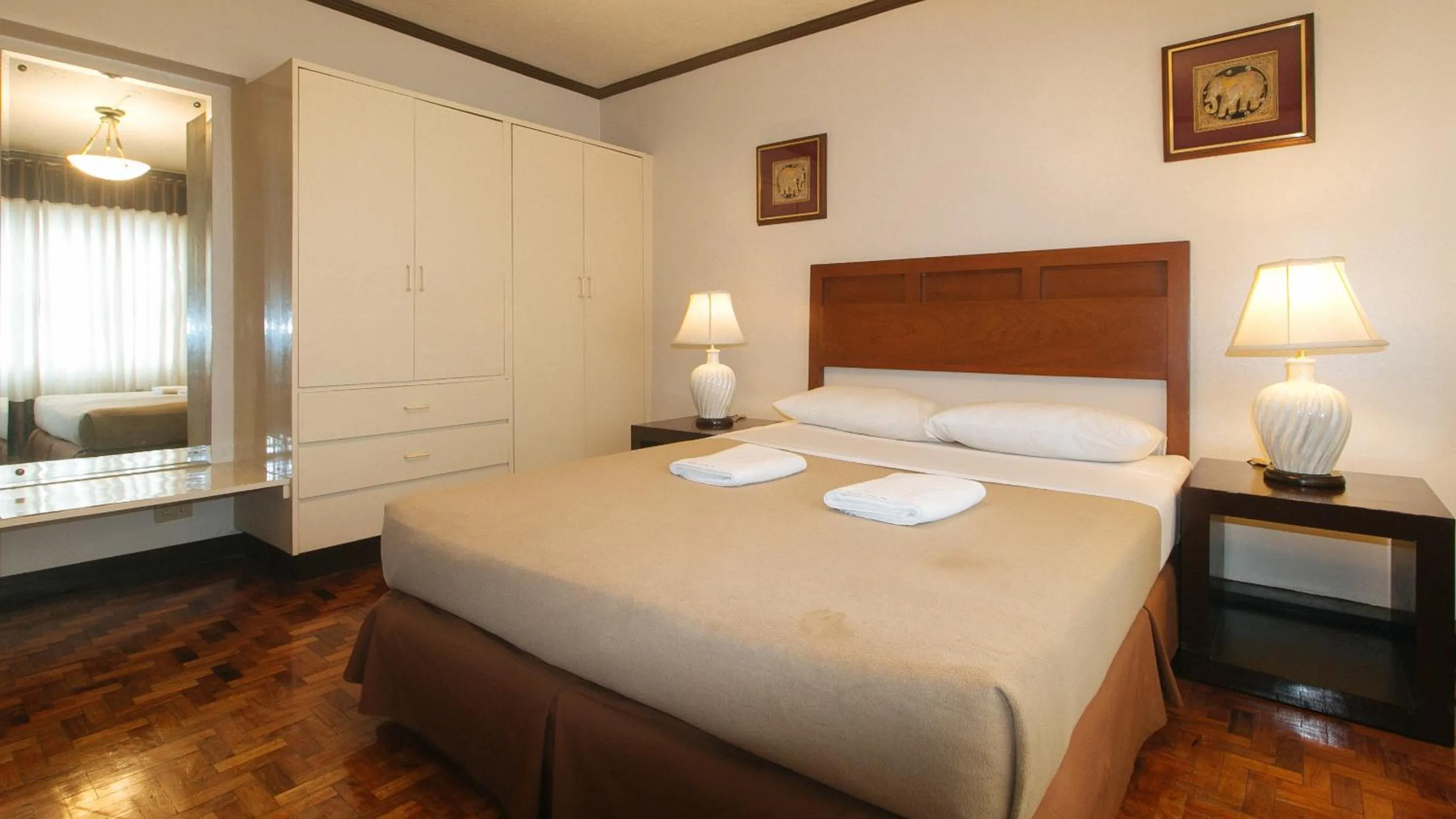 Photo of the whole room, Bed in El Rico Suite Makati by RedDoorz