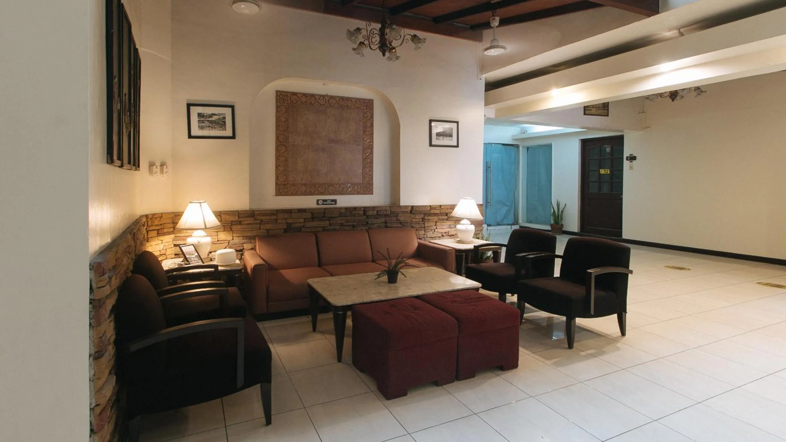 Seating area in El Rico Suite Makati by RedDoorz