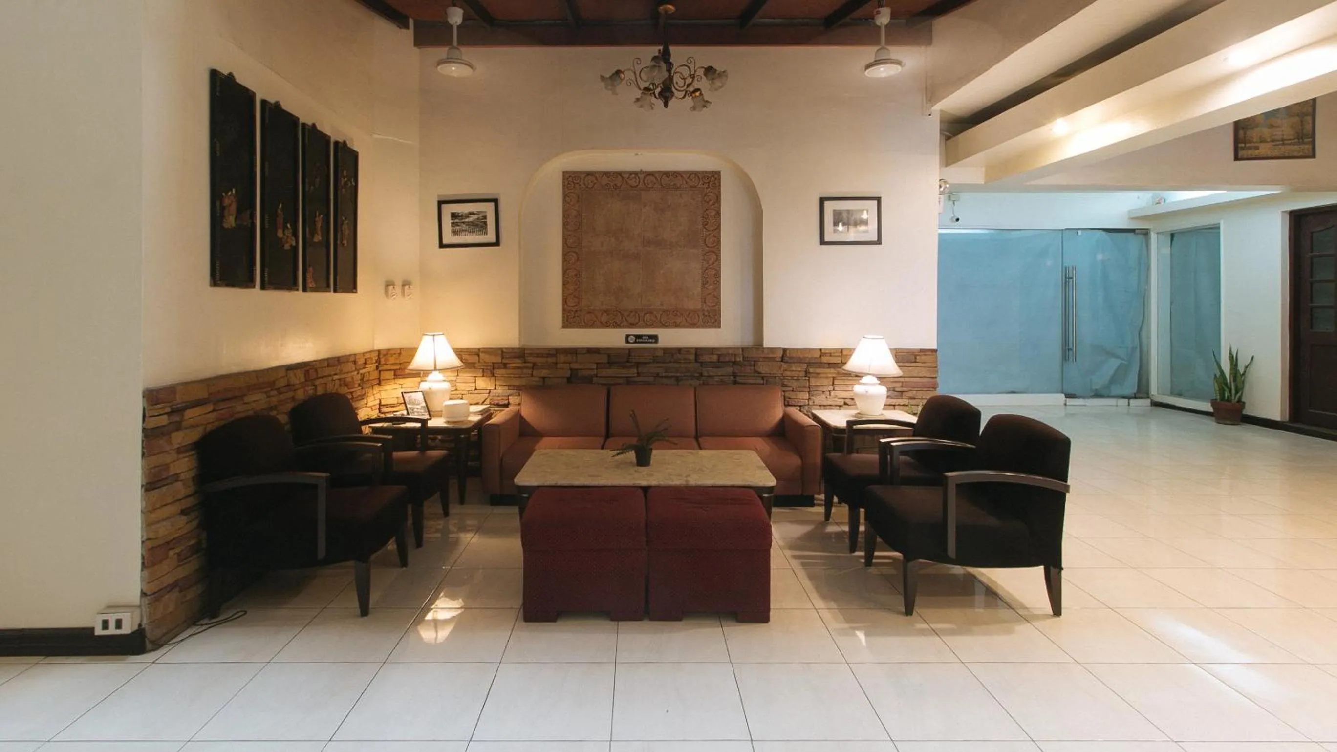 Seating area in El Rico Suite Makati by RedDoorz