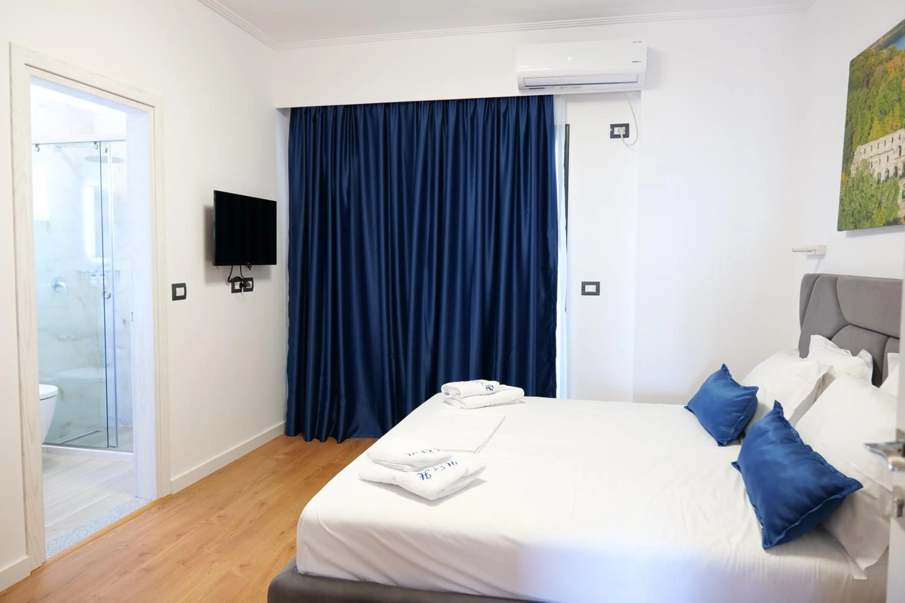 Bed in Hilltop Heaven Hotel