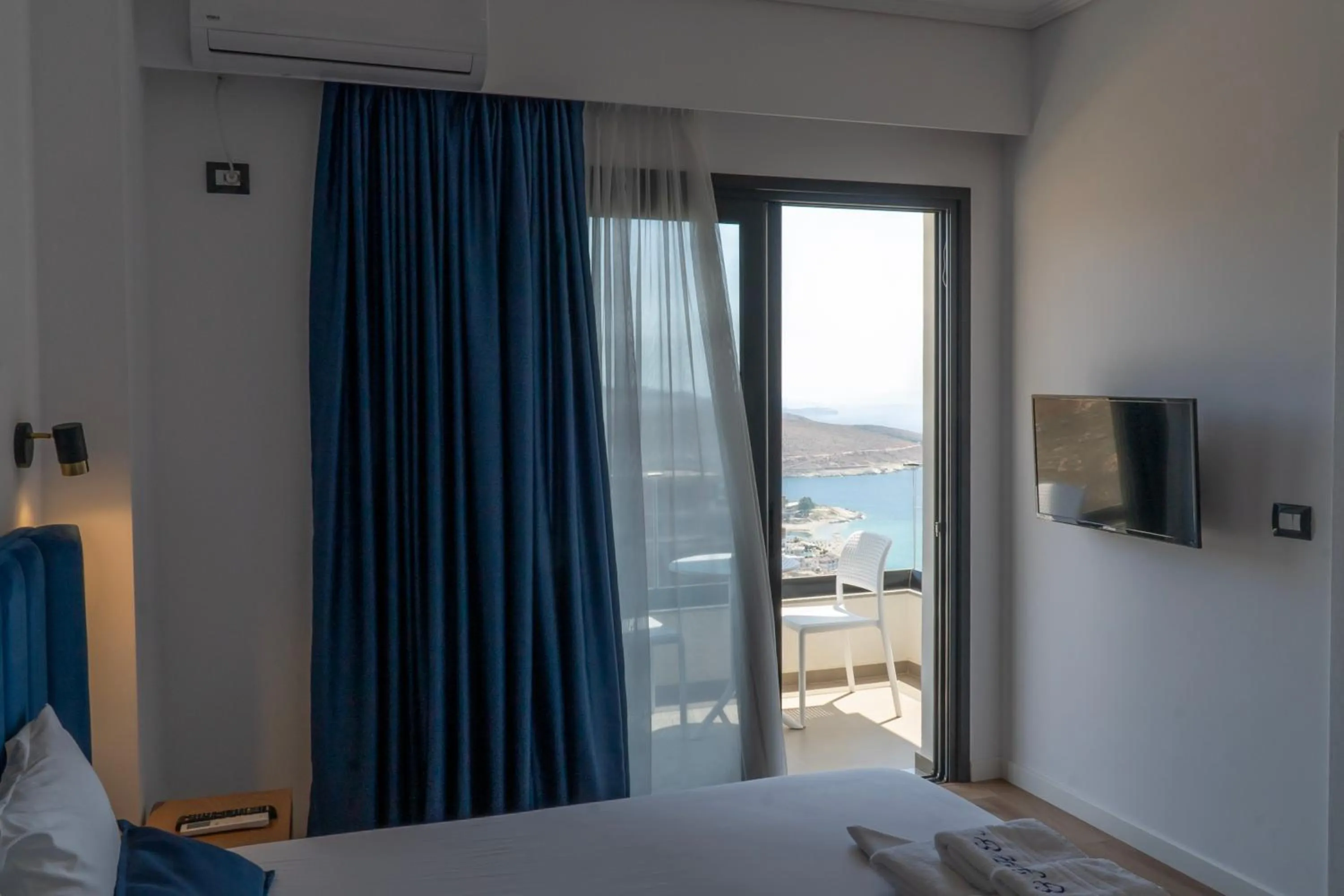 Bed in Hilltop Heaven Hotel