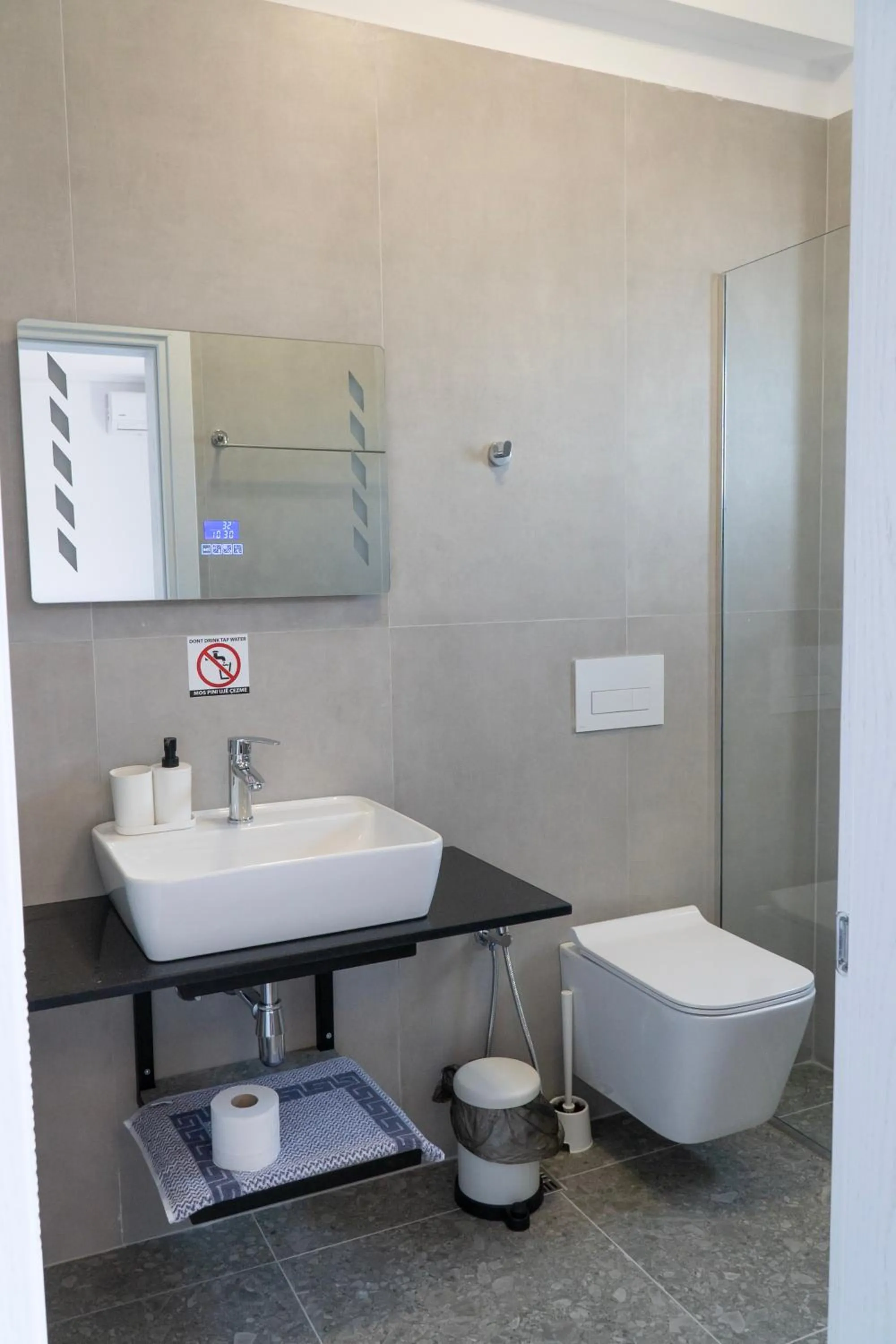 Toilet in Hilltop Heaven Hotel