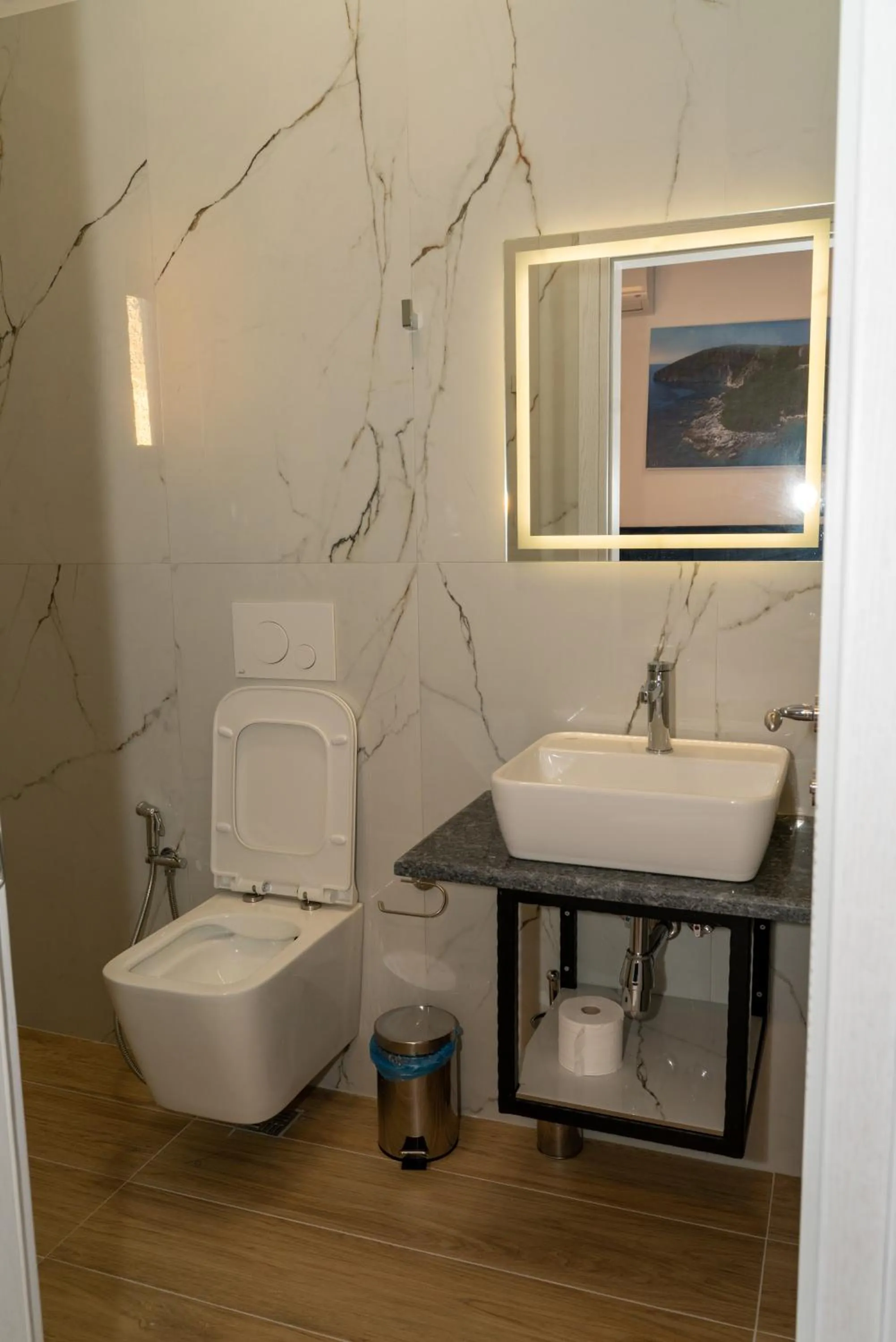 Toilet in Hilltop Heaven Hotel