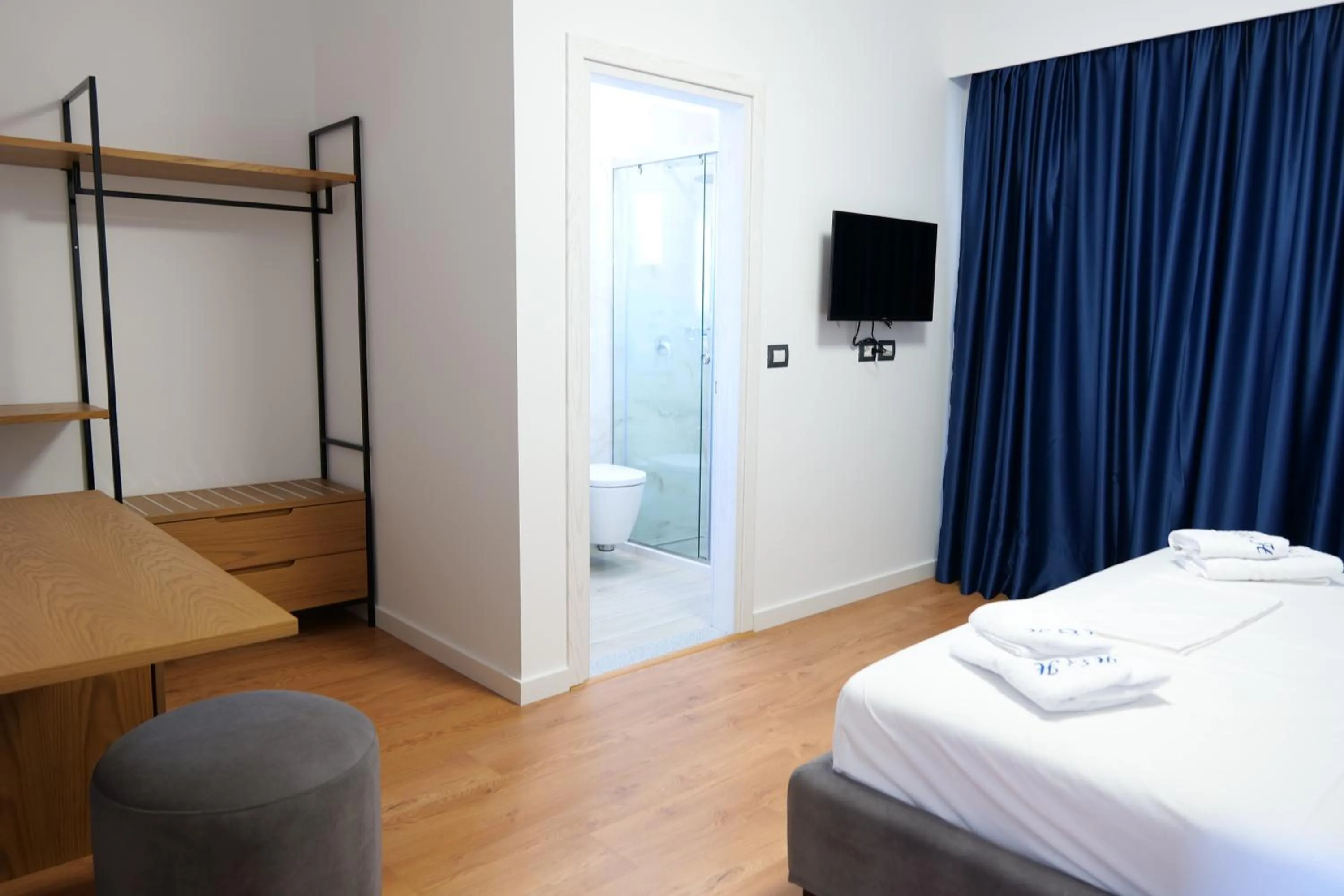 Toilet, Bed in Hilltop Heaven Hotel