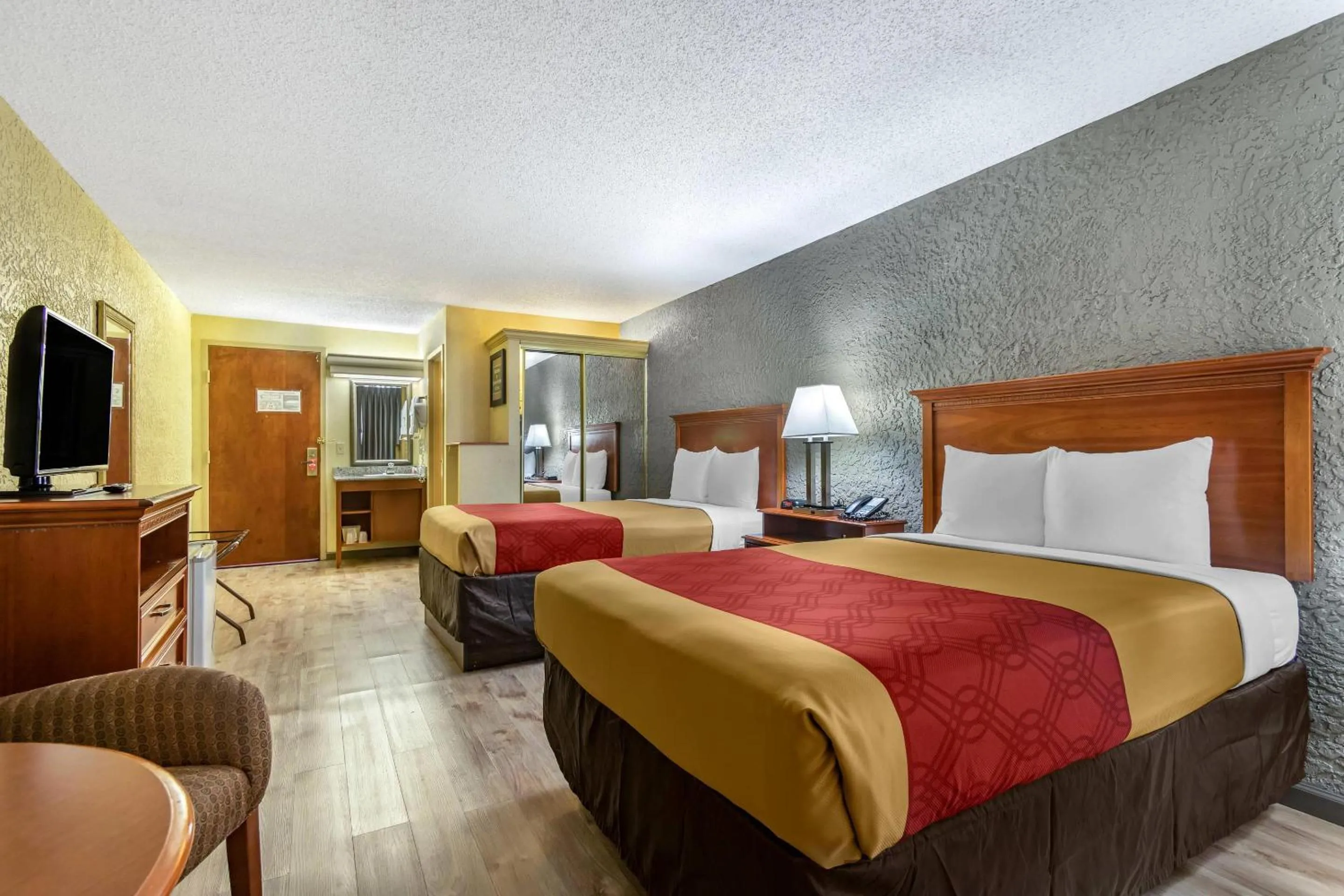 Bedroom, Bed in Econo Lodge Broken Arrow-Tulsa