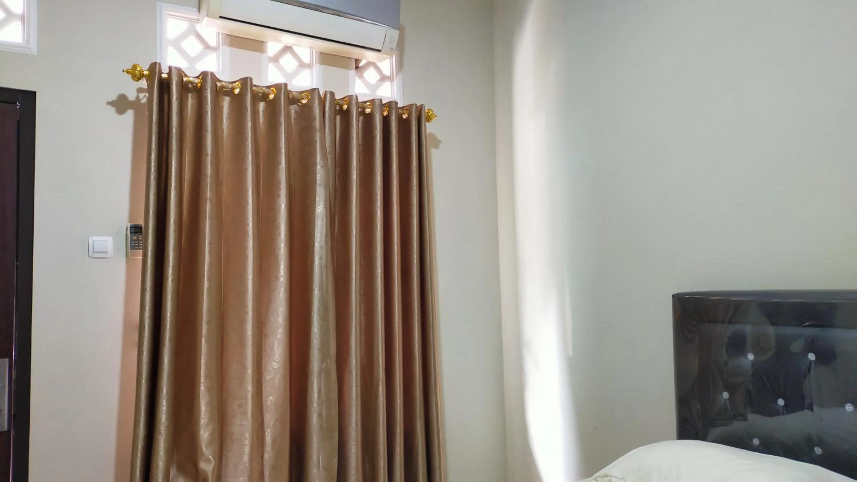 Communal lounge/ TV room, Bed in Aqsa Guest House Ciamis Syariah