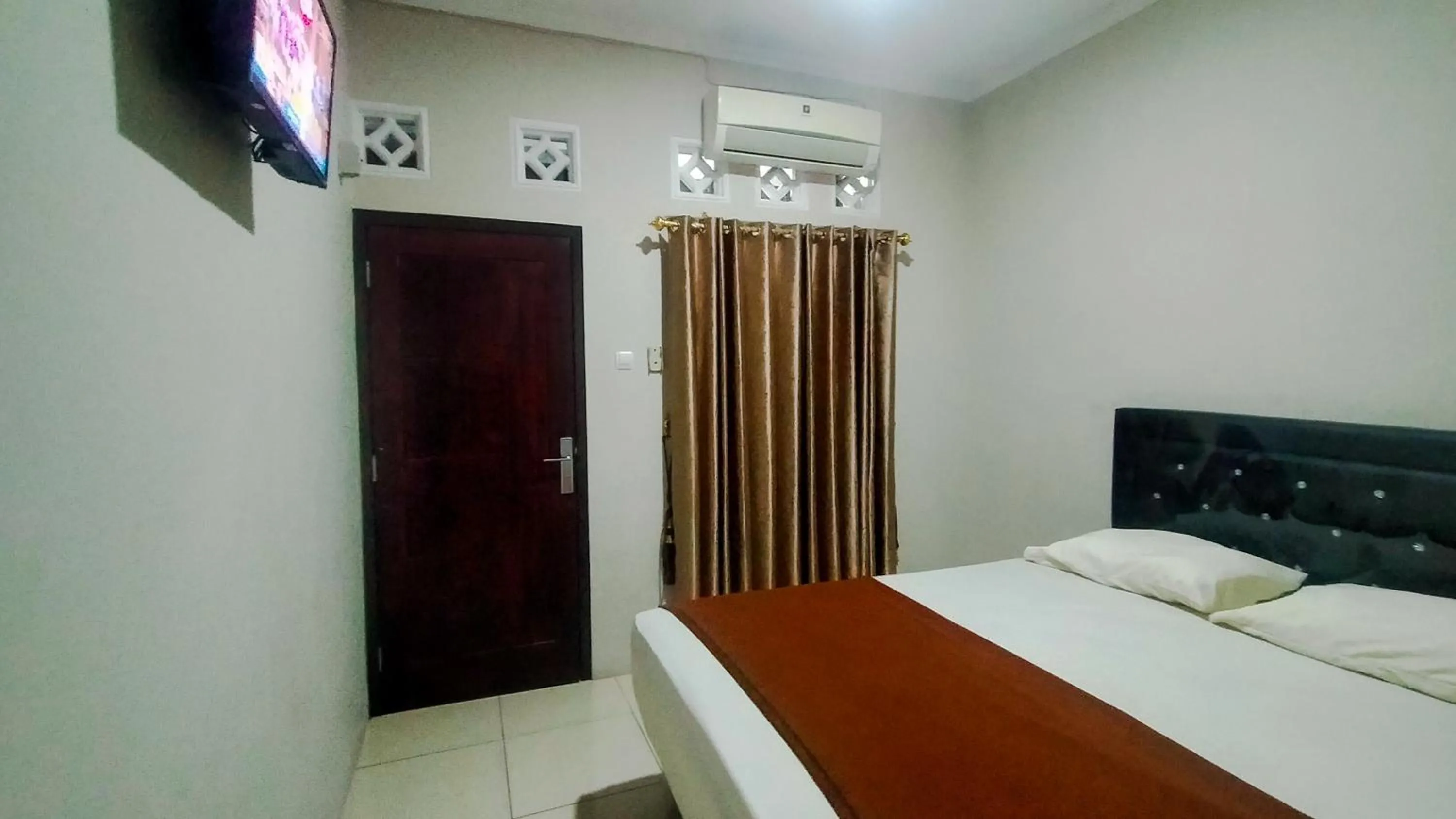 Communal lounge/ TV room, Bed in Aqsa Guest House Ciamis Syariah