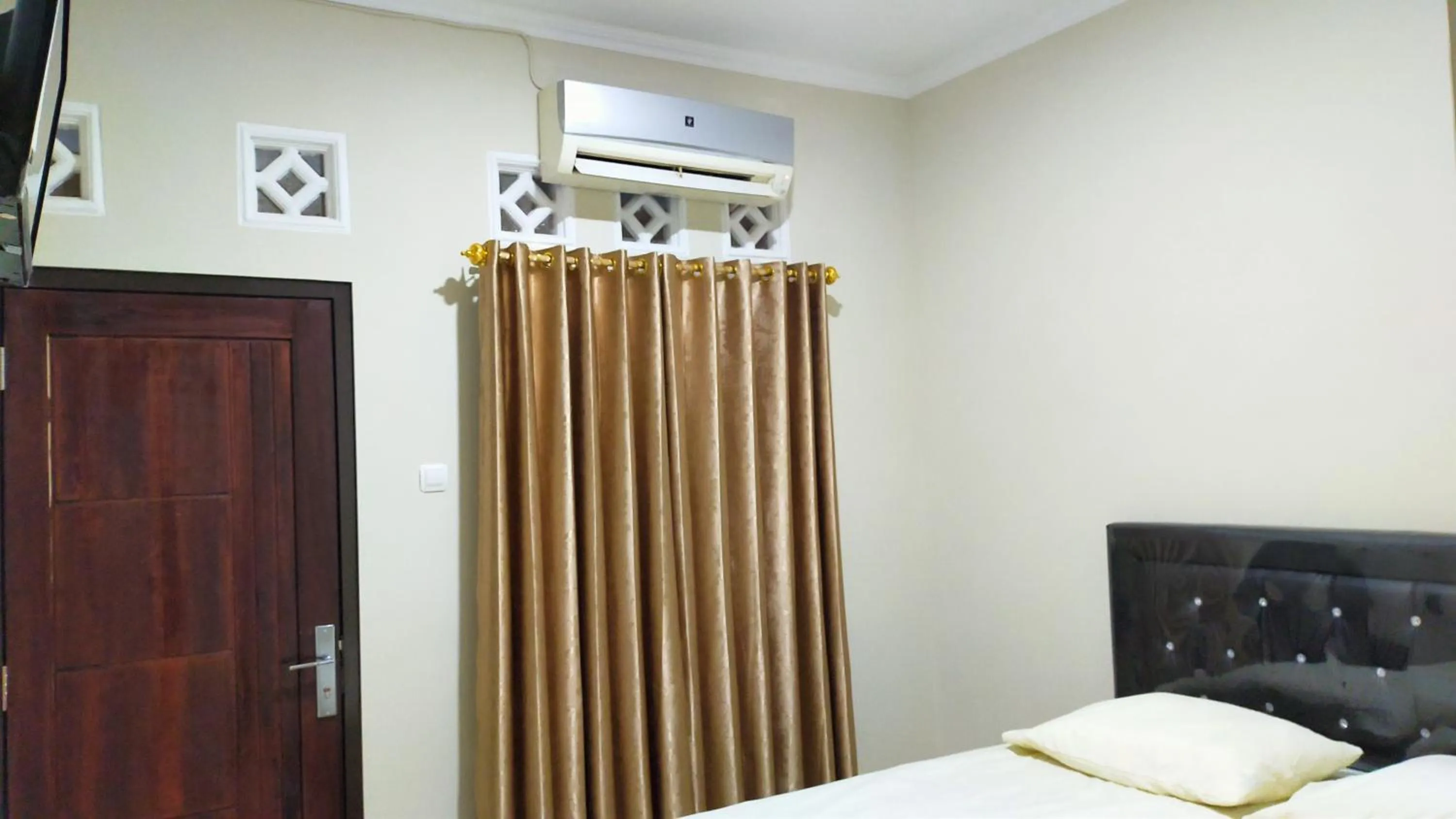 Bedroom, Bed in Aqsa Guest House Ciamis Syariah