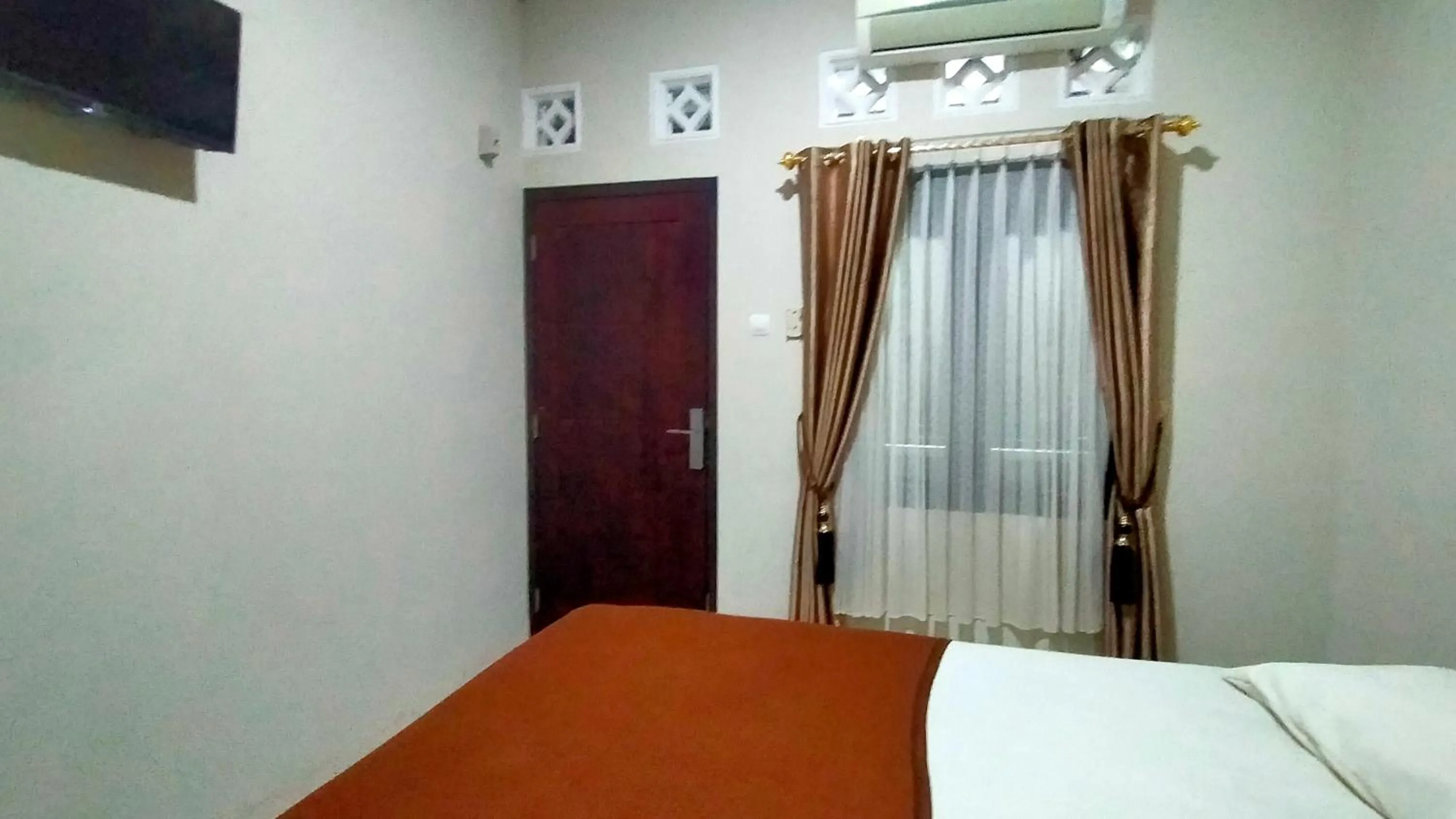 Communal lounge/ TV room, Bed in Aqsa Guest House Ciamis Syariah