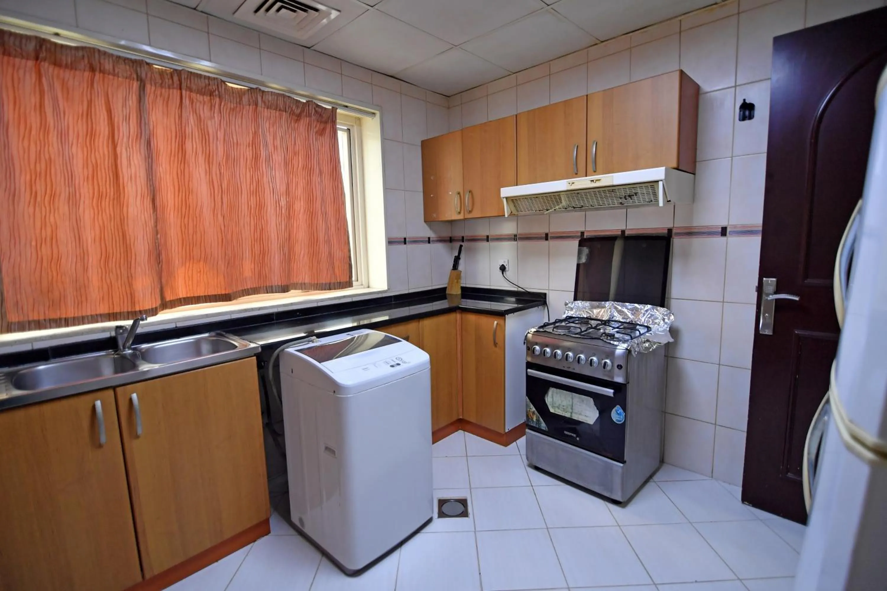 Kitchen or kitchenette in Emirates Stars Hotel Apartments Sharjah