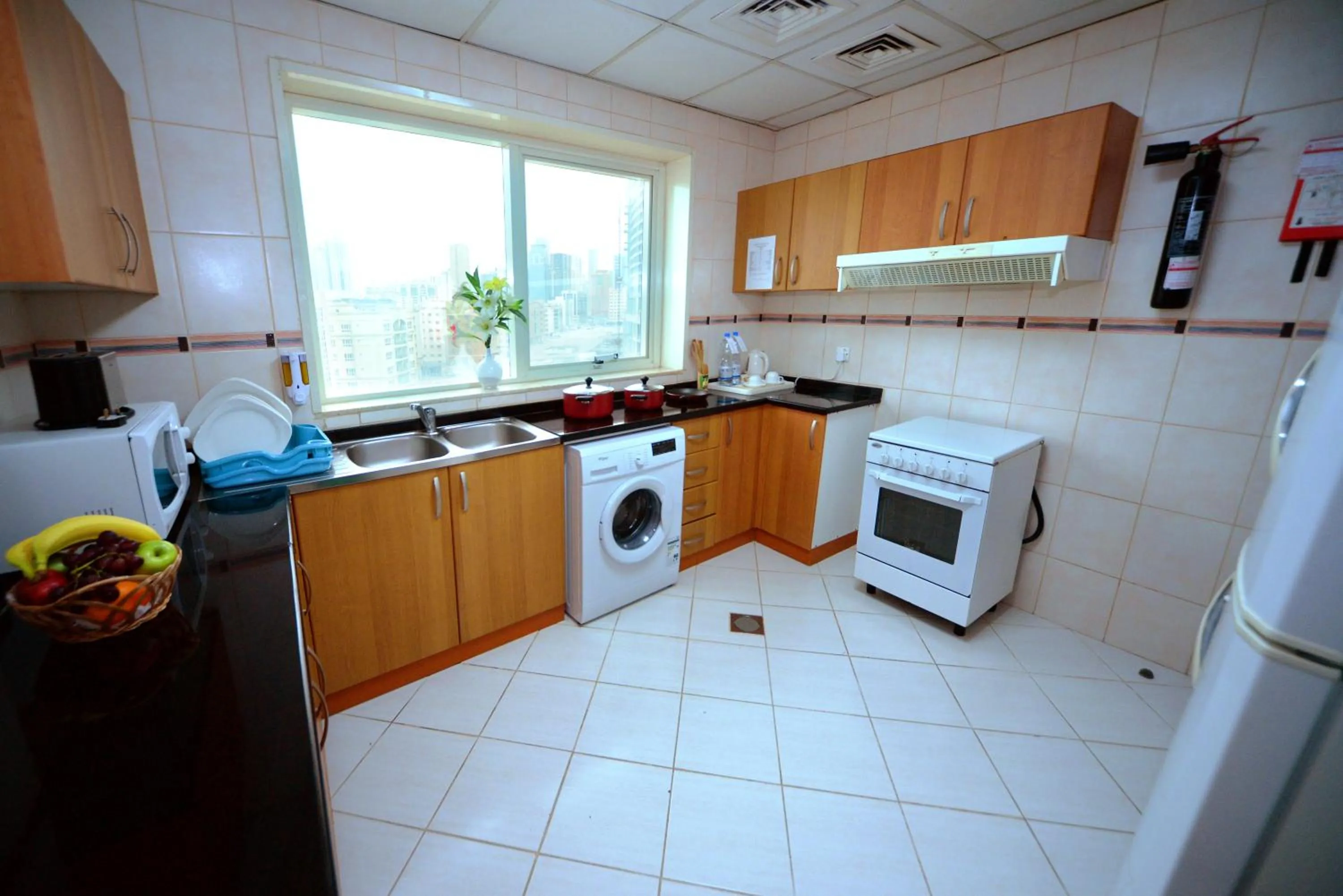 Kitchen or kitchenette in Emirates Stars Hotel Apartments Sharjah